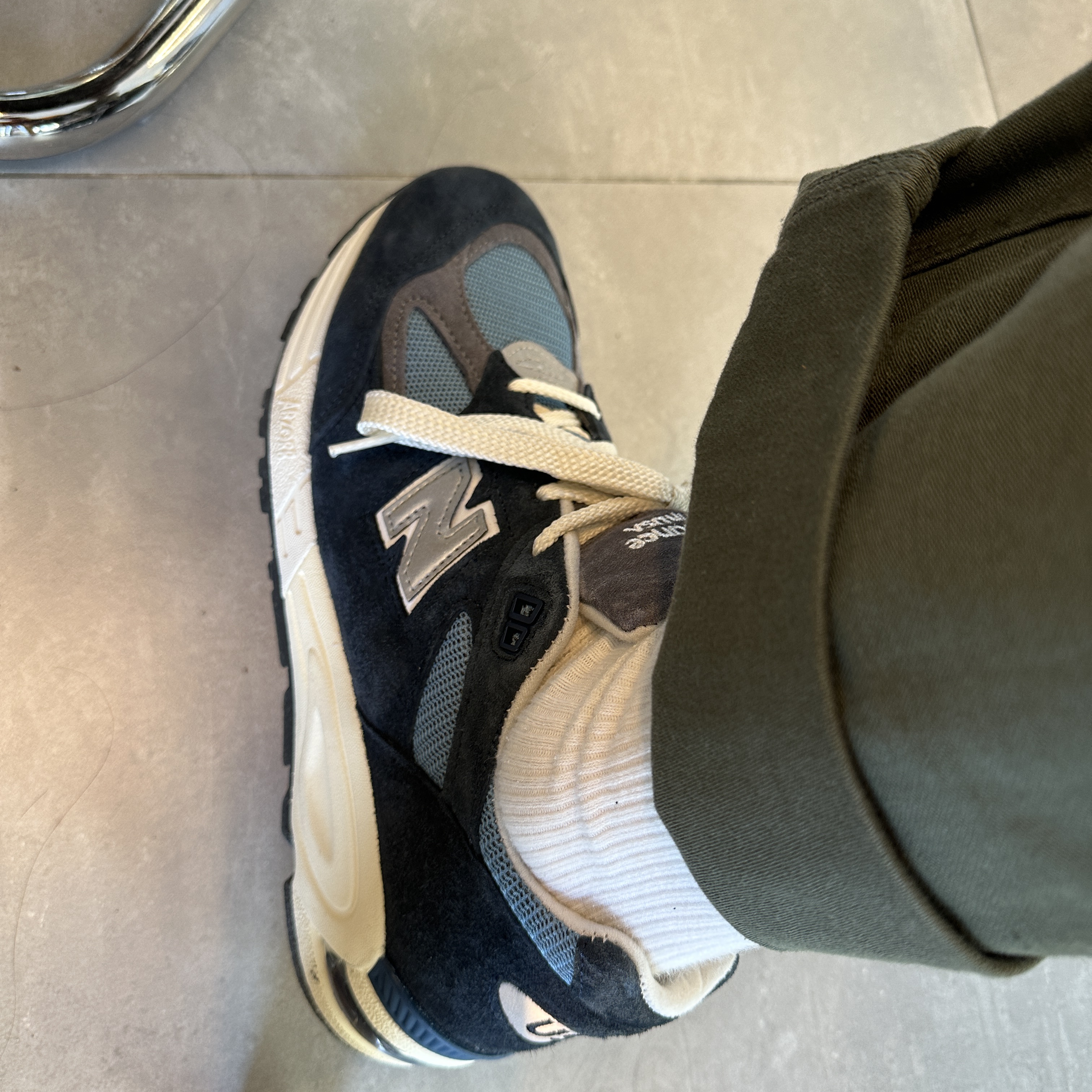 New Balance 990v2 Made in USA Navy Castlerock 착용 스타일 - 3