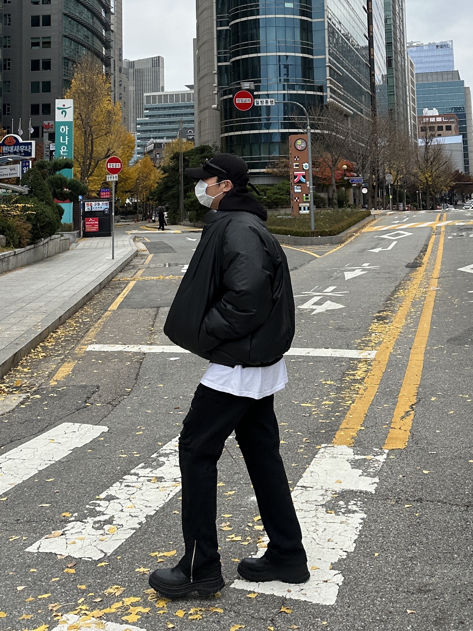 Yeezy Gap Round Jacket Black, Apple AirPods Max Lightning Space Gray (Korean Ver.) 착용 스타일
