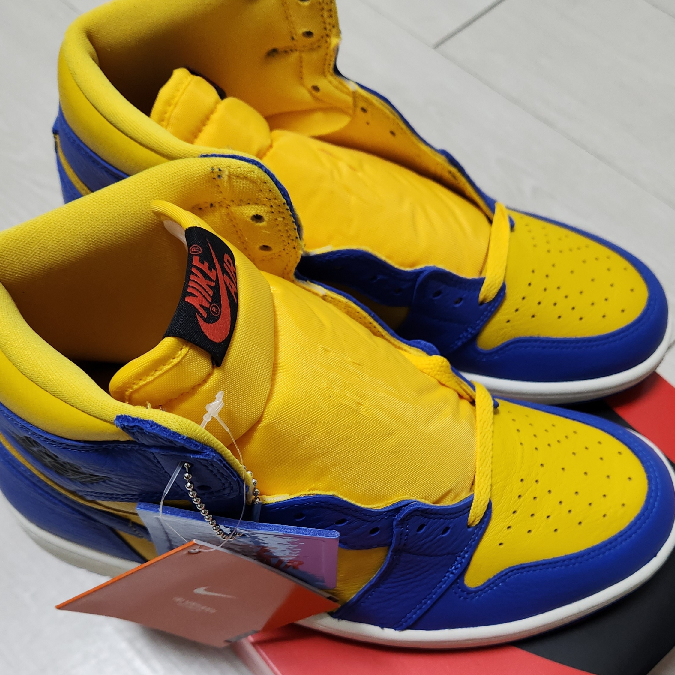 (W) Jordan 1 Retro High OG Game Royal and Varsity Maize 착용 스타일