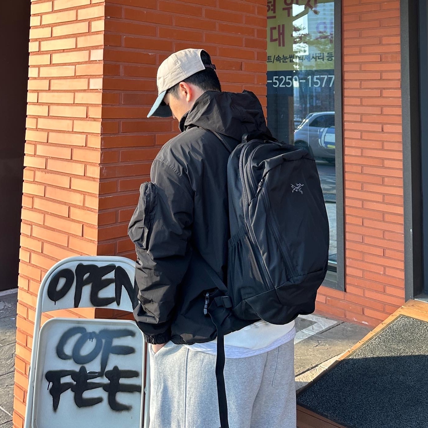 Arc'teryx Mantis 26 Backpack Black 착용 스타일 - 2