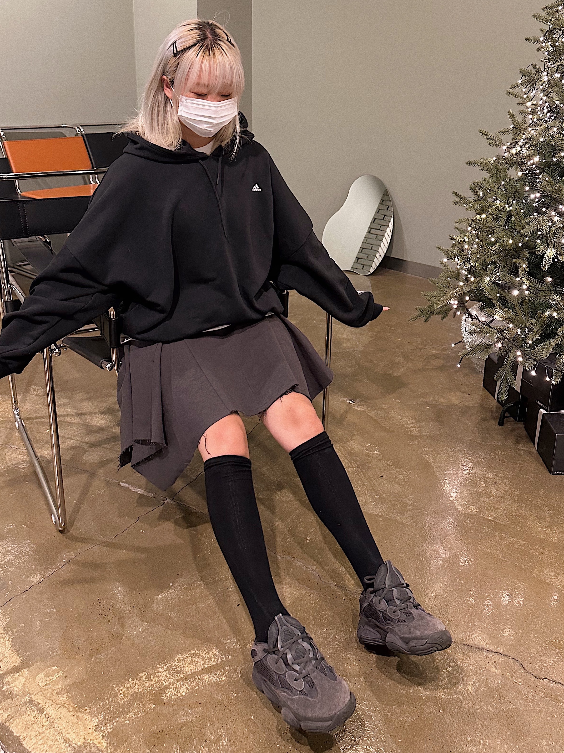 Adidas Yeezy 500 Utility Black 2018/2020, Apple iPhone 14 Pro 256GB Silver (Korean Ver.) 착용 스타일 - 1
