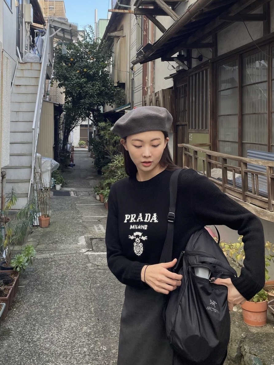 Arc'teryx Heliad 15 Backpack Black, (W) Prada Wool Cashmere Logo Crewneck Sweater Black 착용 스타일 - 2