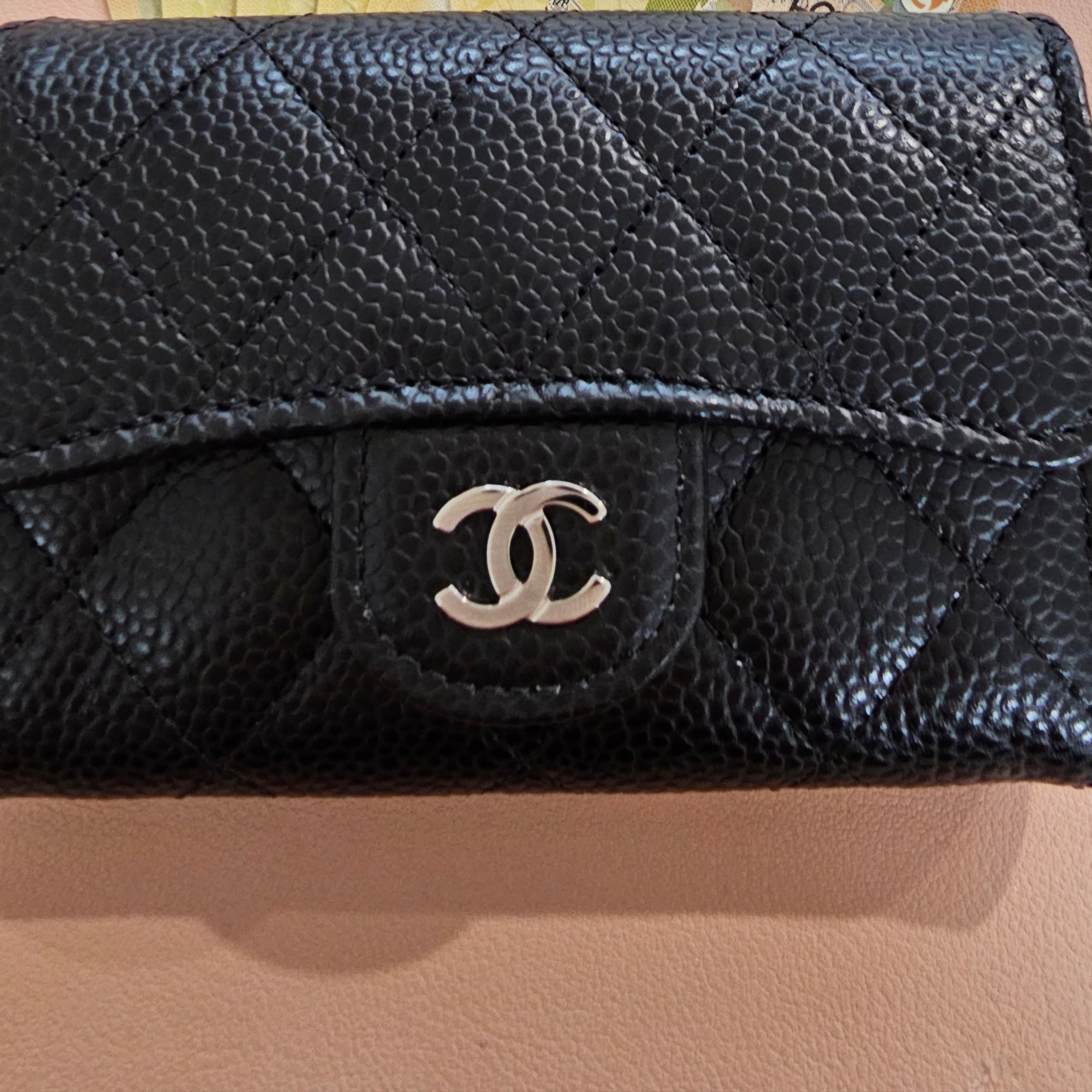 Chanel Classic Card Holder Grained Calfskin & Silver Black 착용 스타일