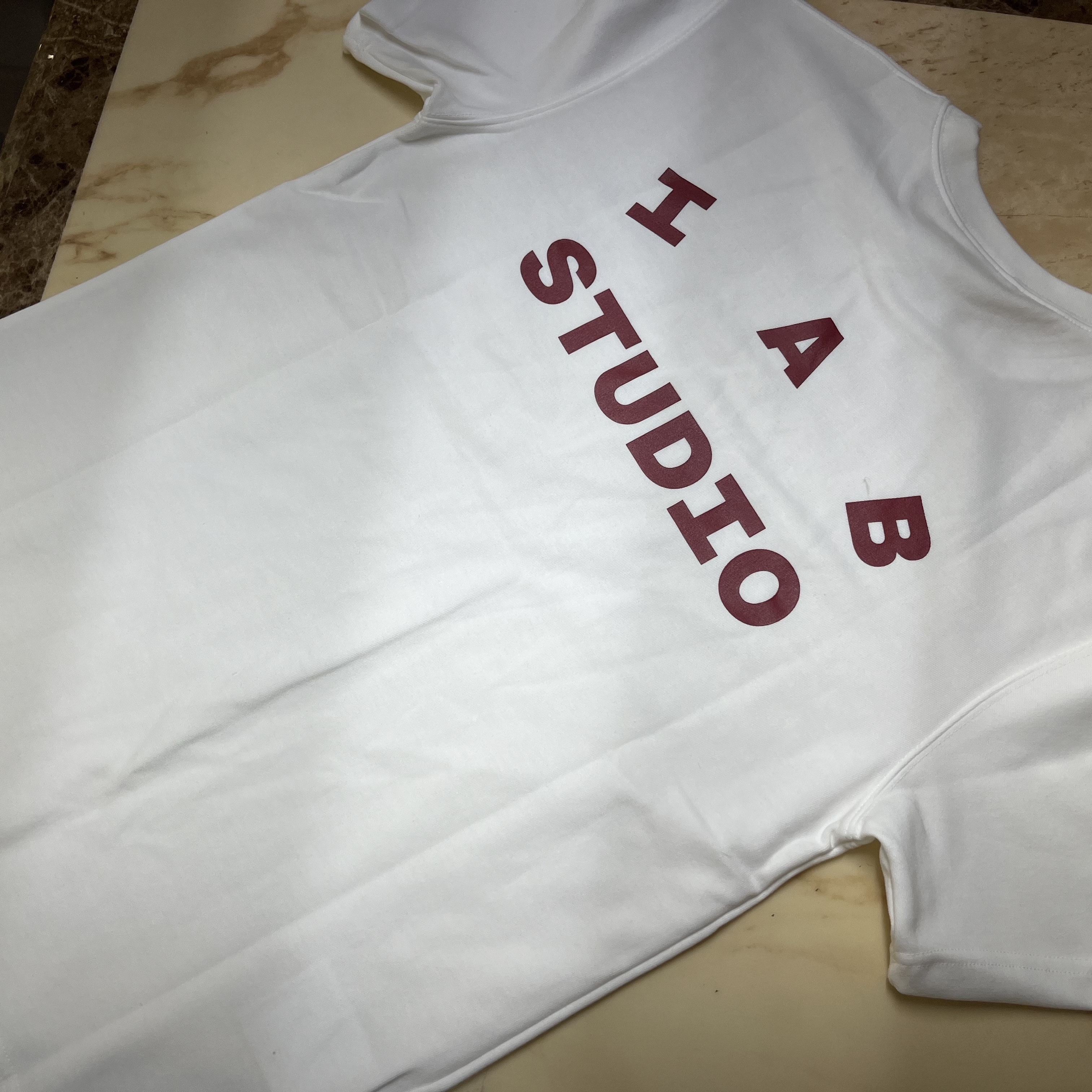 IAB Studio T-Shirt White Burgundy 착용 스타일 - 3