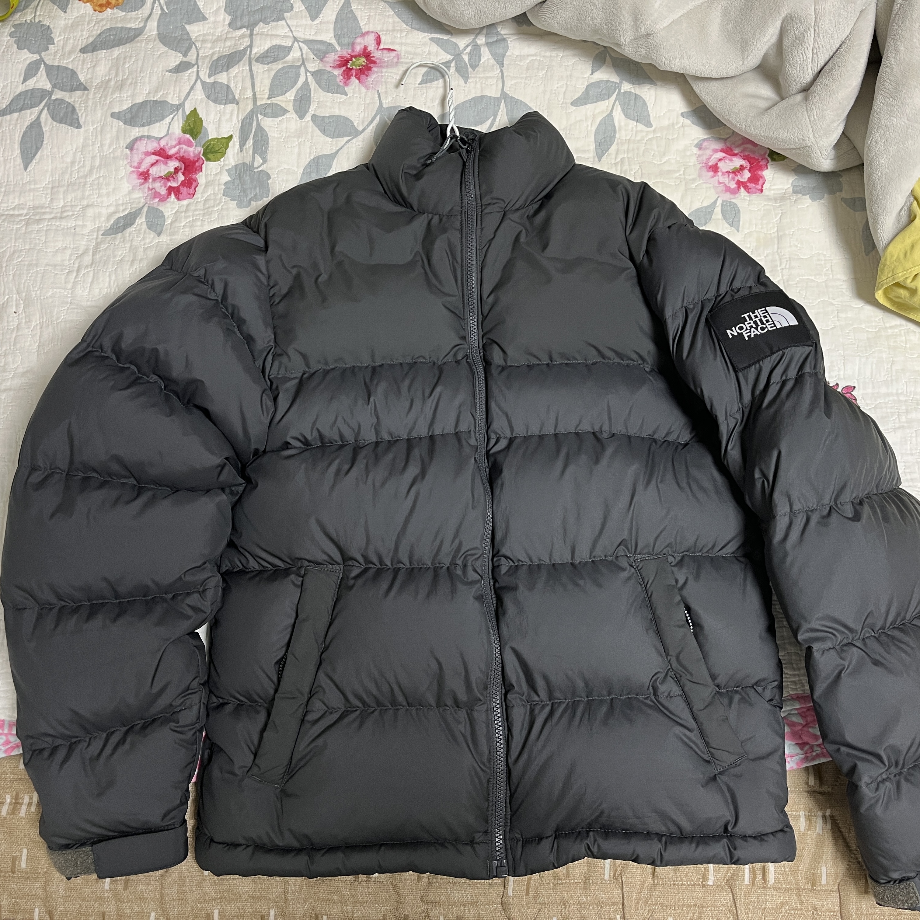 The North Face 1992 Nuptse Jacket Charcoal 착용 스타일