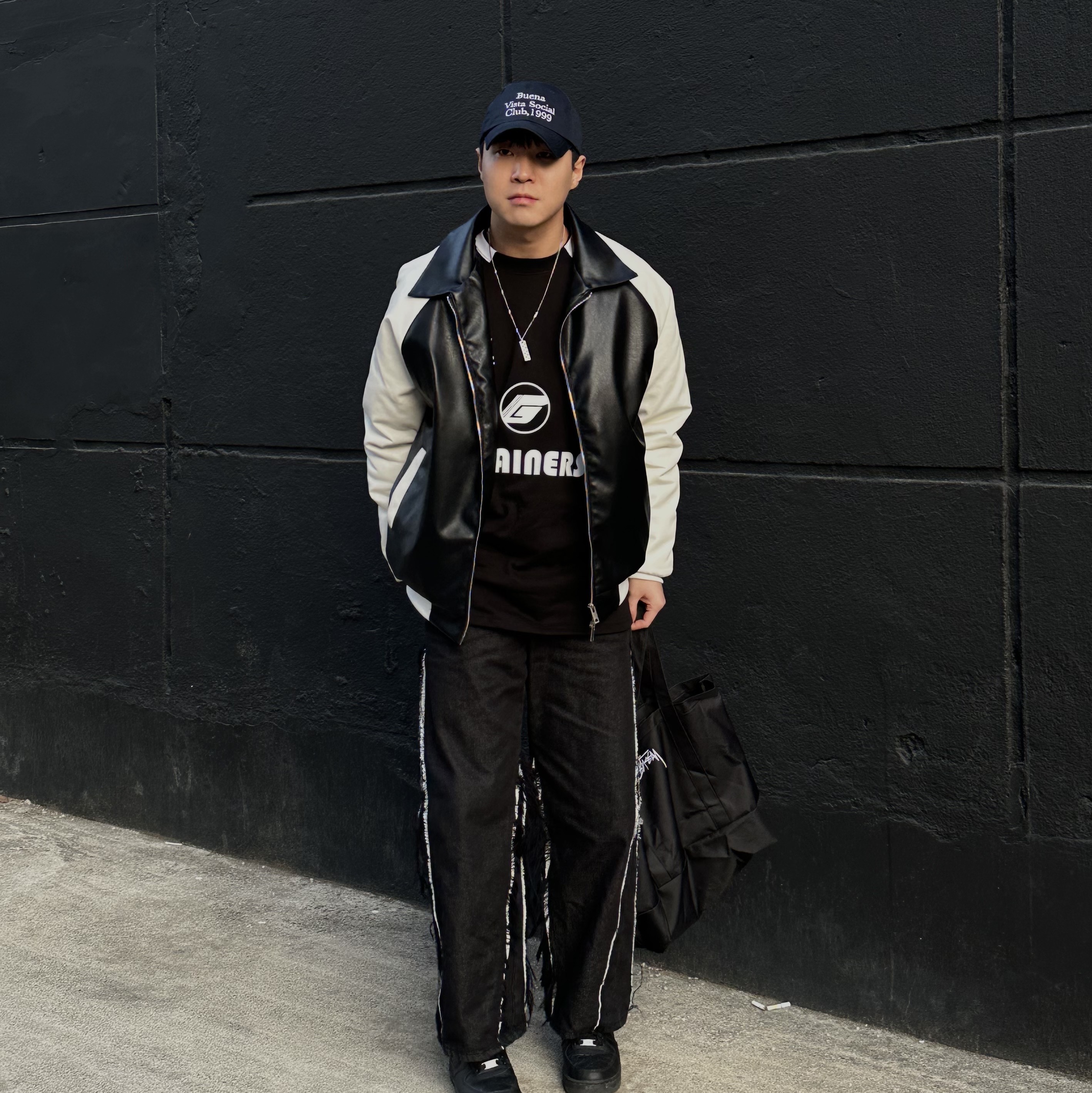 Nike Air Force 1 '07 Low Triple Black, Stussy Canvas Extra Large Tote Bag Washed Black 착용 스타일 - 3