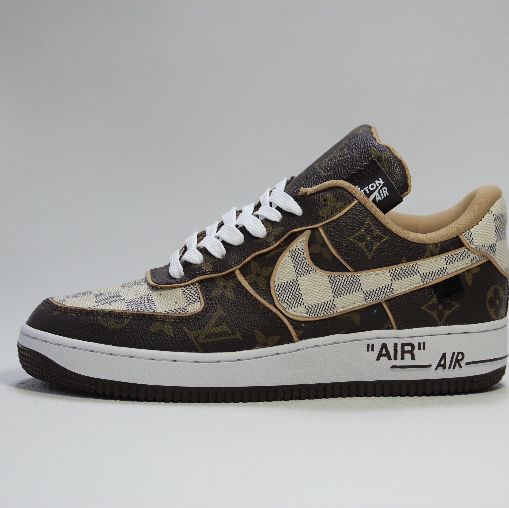 Louis Vuitton x Nike Air Force 1 Low by Virgil Abloh Monogram Brown Damier Azur & Pilot Case Taurillon Monogram Leather 착용 스타일 - 2