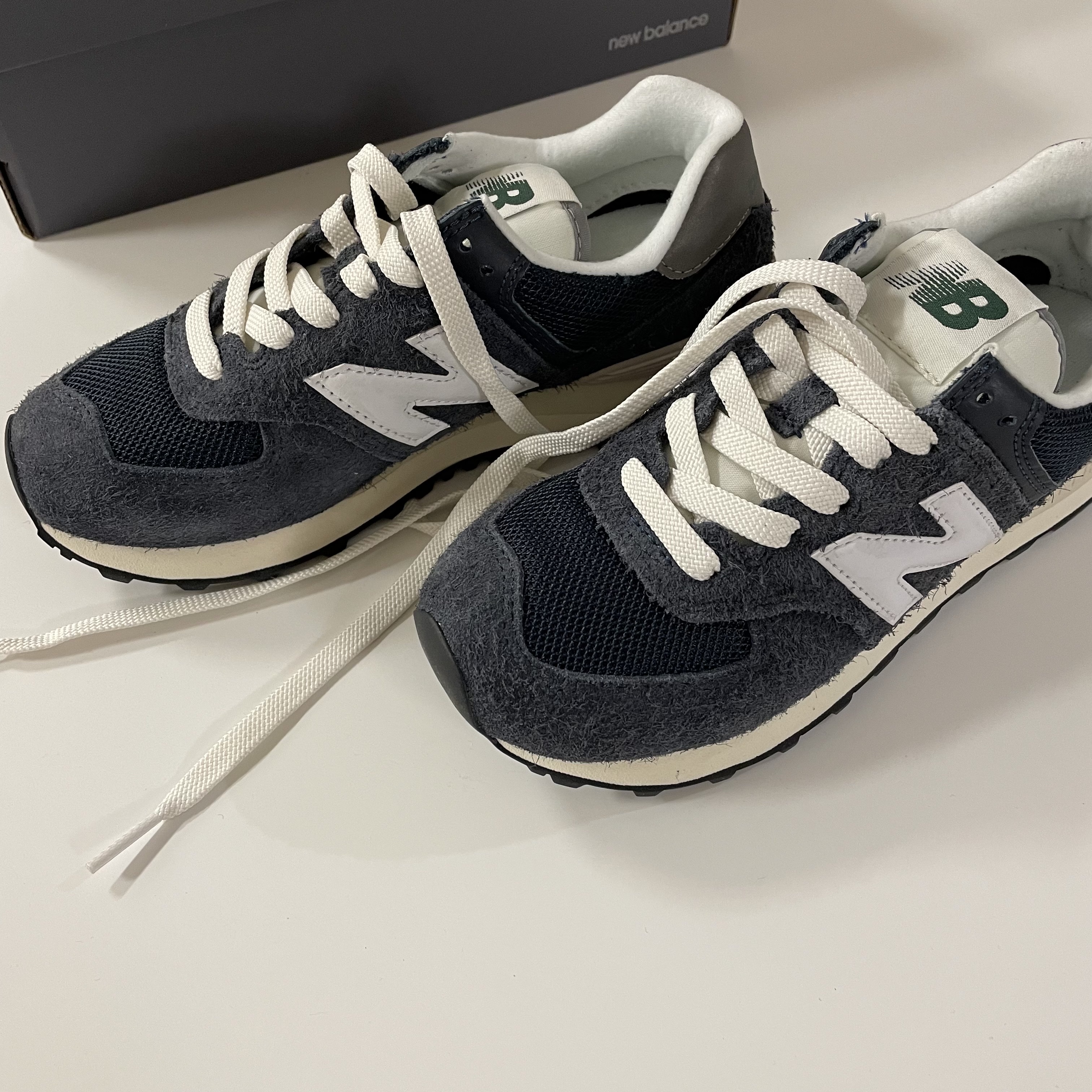 New Balance 574 Heritage Navy 착용 스타일
