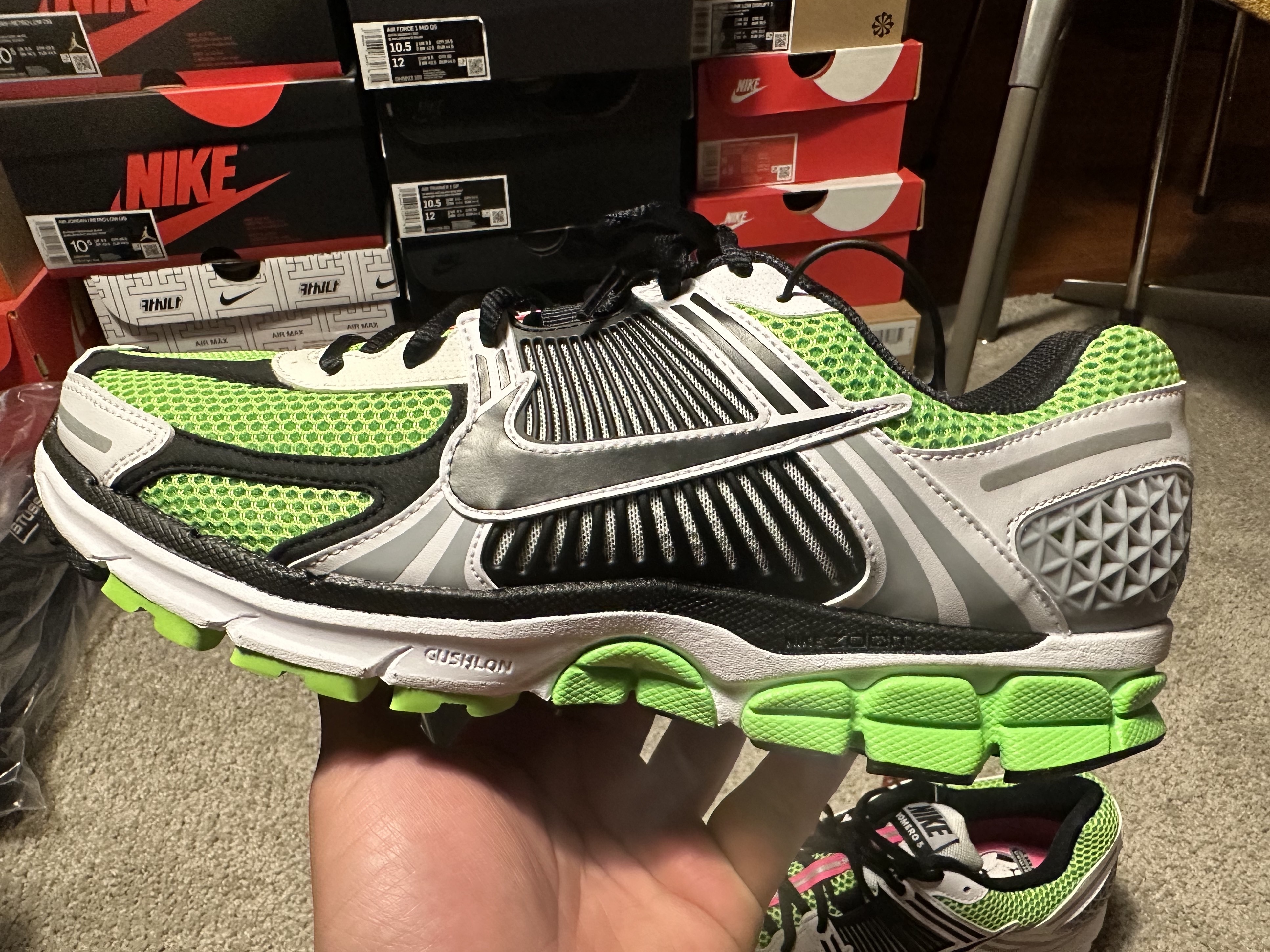 Nike Zoom Vomero 5 Electric Green Black 착용 스타일 - 3