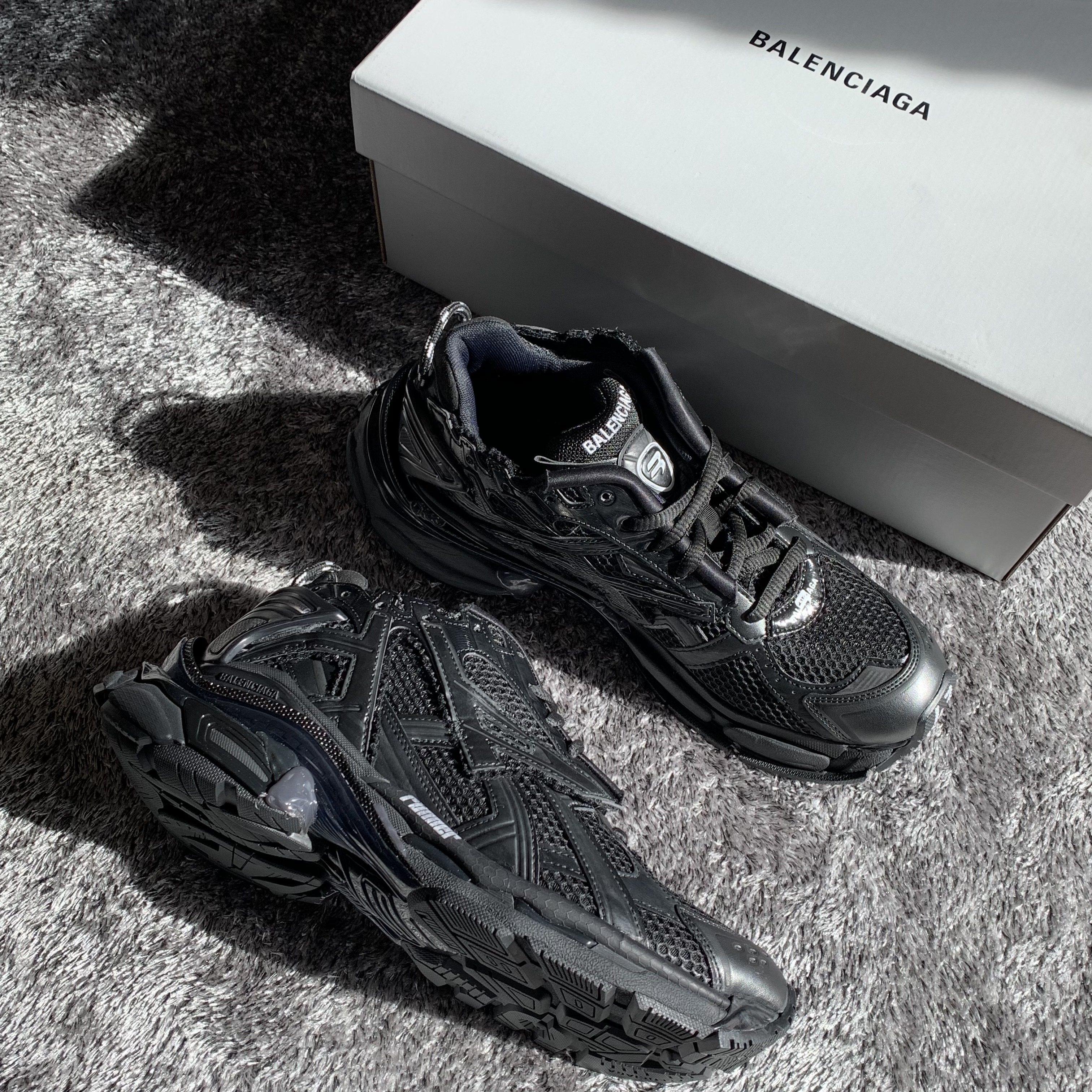 Balenciaga Runner Sneakers Black 착용 스타일