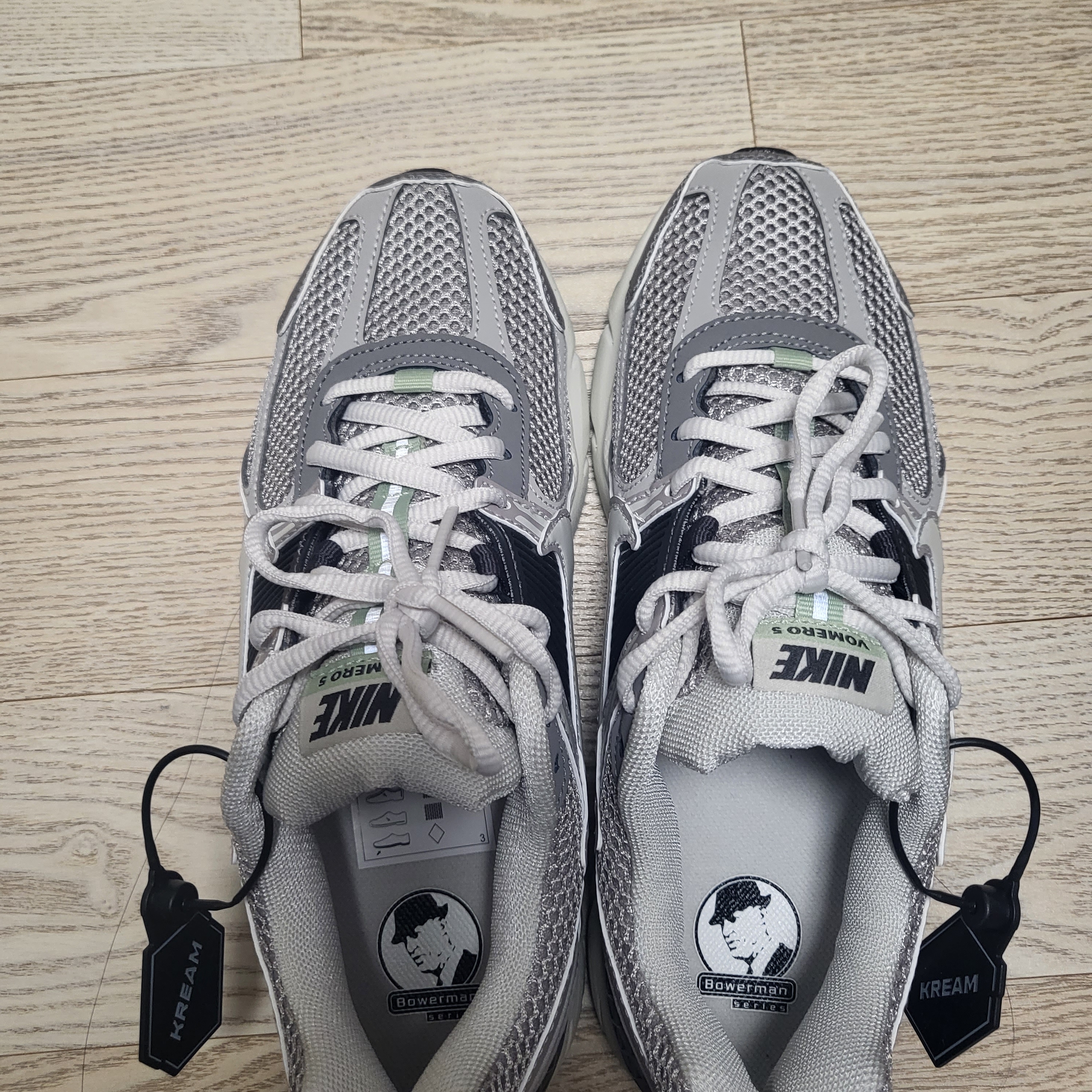(W) Nike Zoom Vomero 5 Cobblestone and Flat Pewter 착용 스타일 - 4