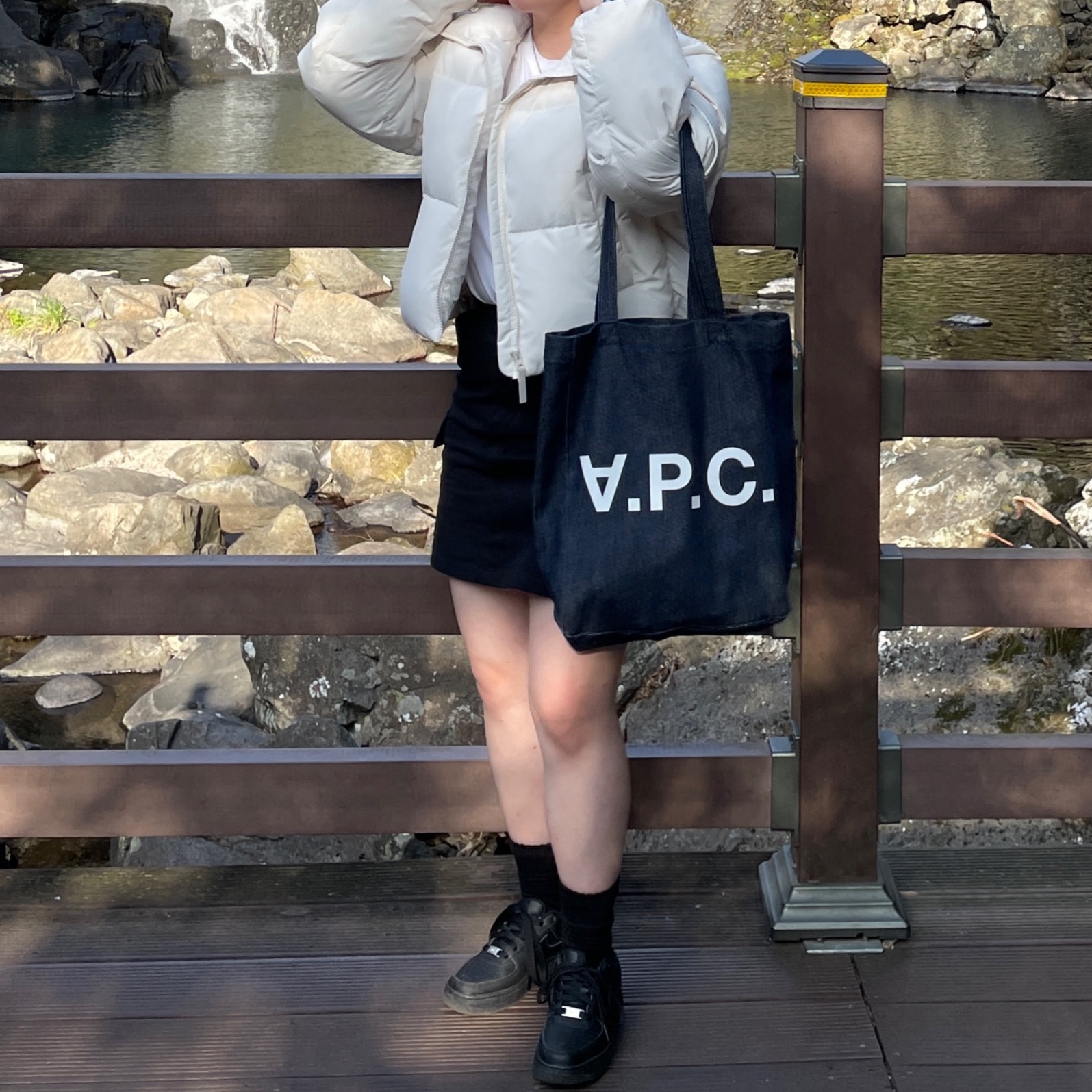 A.P.C. Laure Tote Bag Blue, Nike Air Force 1 '07 Low Triple Black 착용 스타일