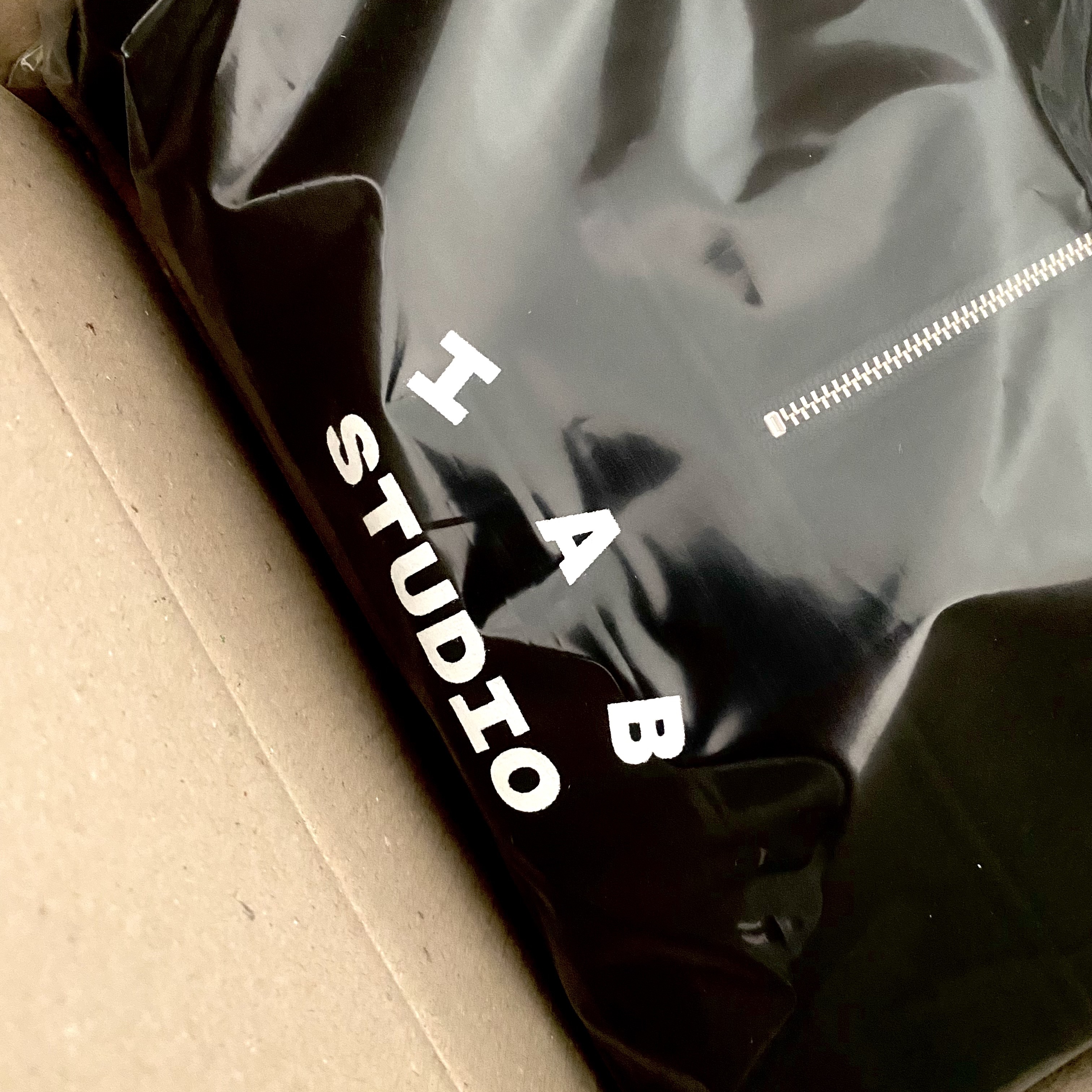 IAB Studio Half Zip-Up Black White 착용 스타일