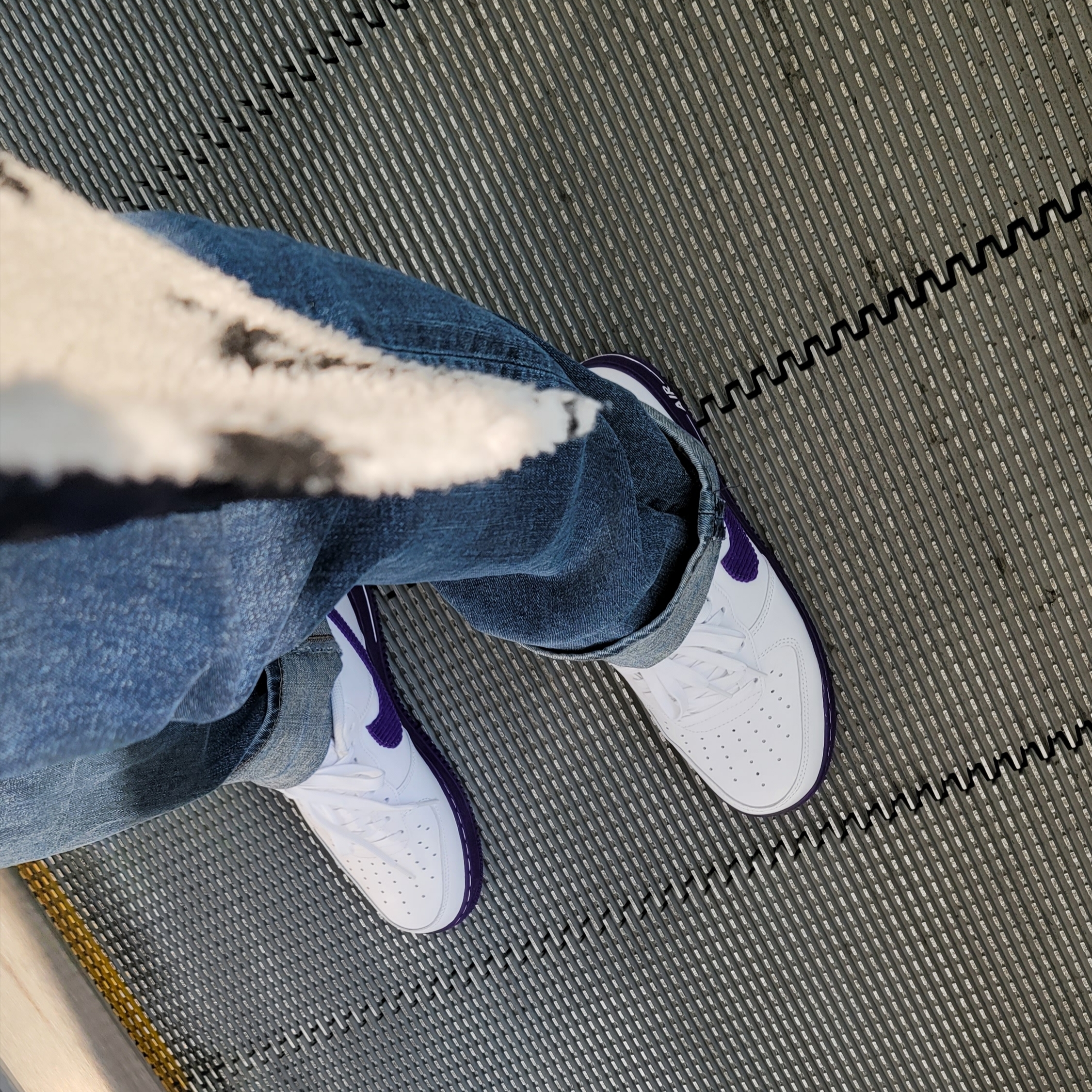 Nike Air Force 1 '07 LV8 EMB White and Court Purple 착용 스타일