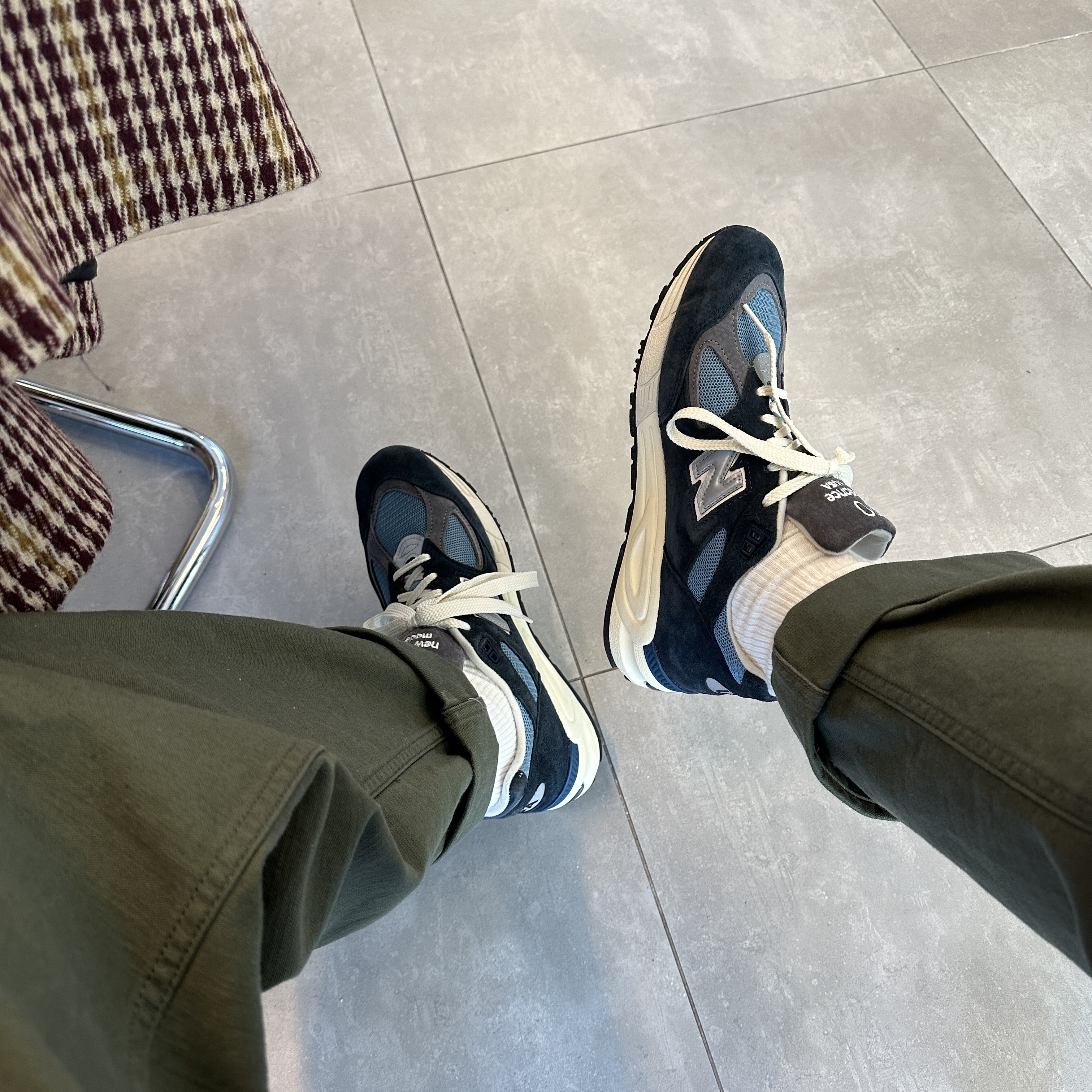 New Balance 990v2 Made in USA Navy Castlerock 착용 스타일 - 1