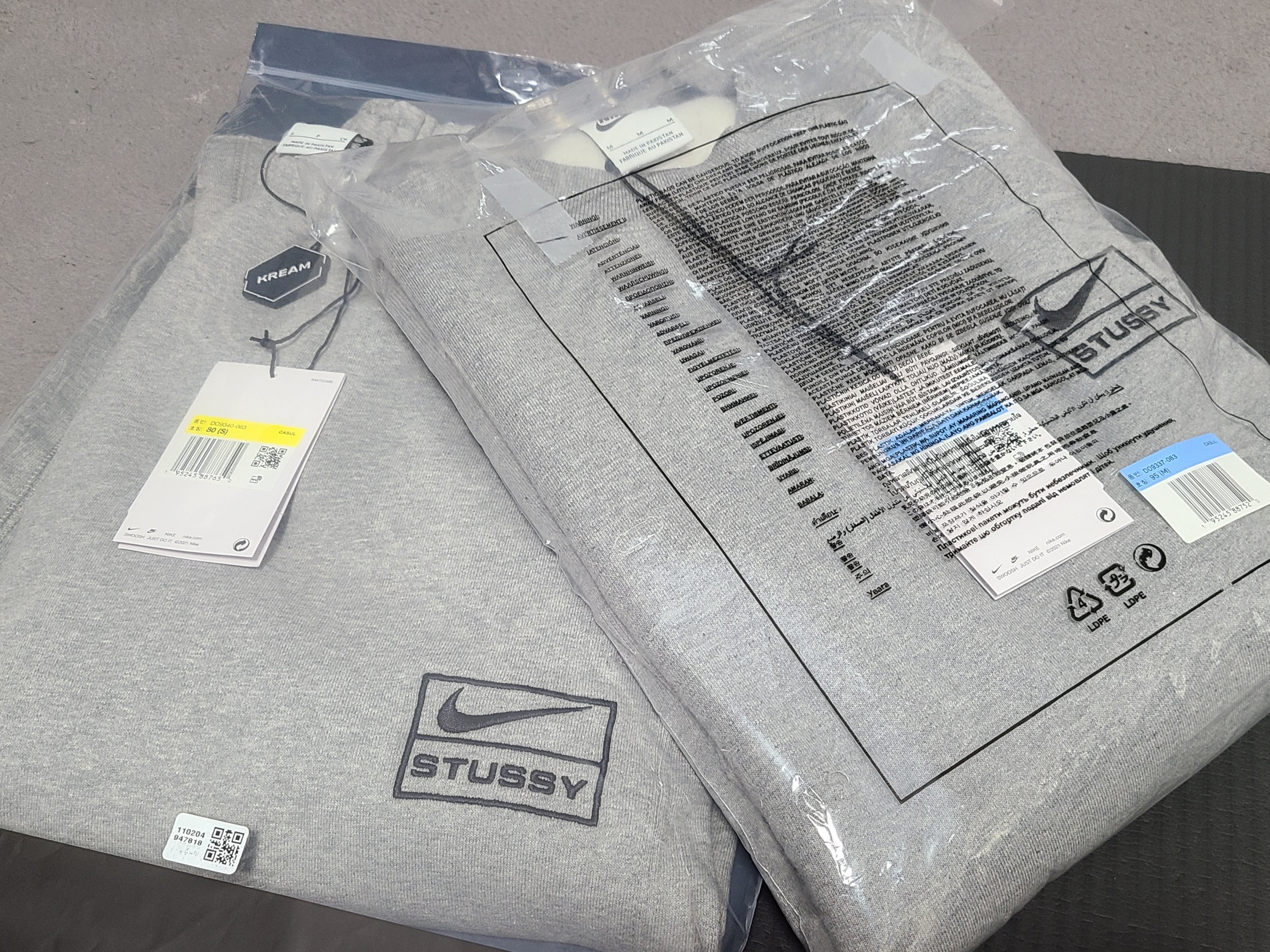 Nike x Stussy NRG Fleece Pants Dark Grey Heather (DO9340-063), Nike x Stussy NRG Fleece Crewneck Dark Grey Heather (DO9337-063) 착용 스타일