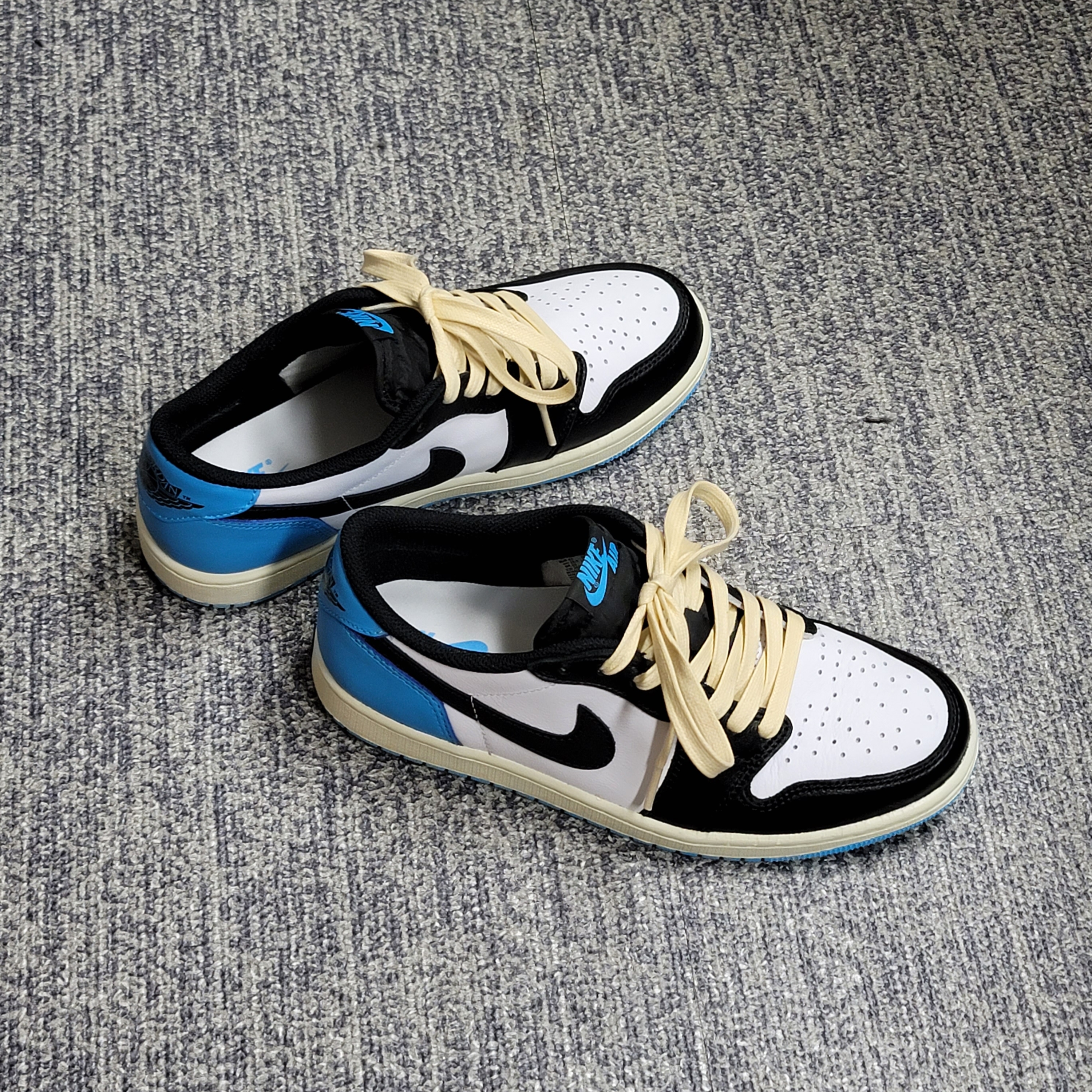 Jordan 1 Retro Low OG Black and Dark Powder Blue 착용 스타일