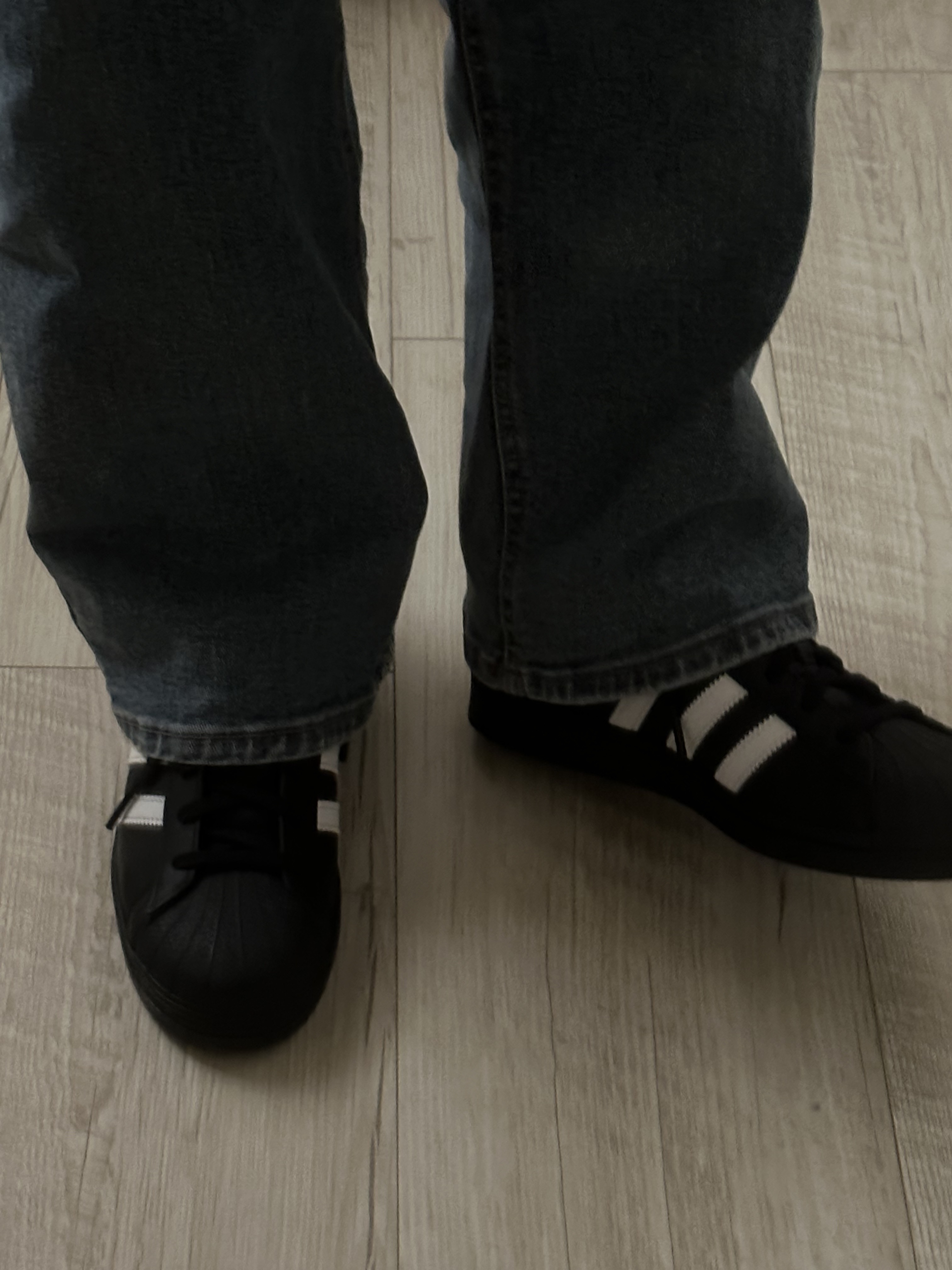 Adidas Superstar Core Black White 착용 스타일 - 2