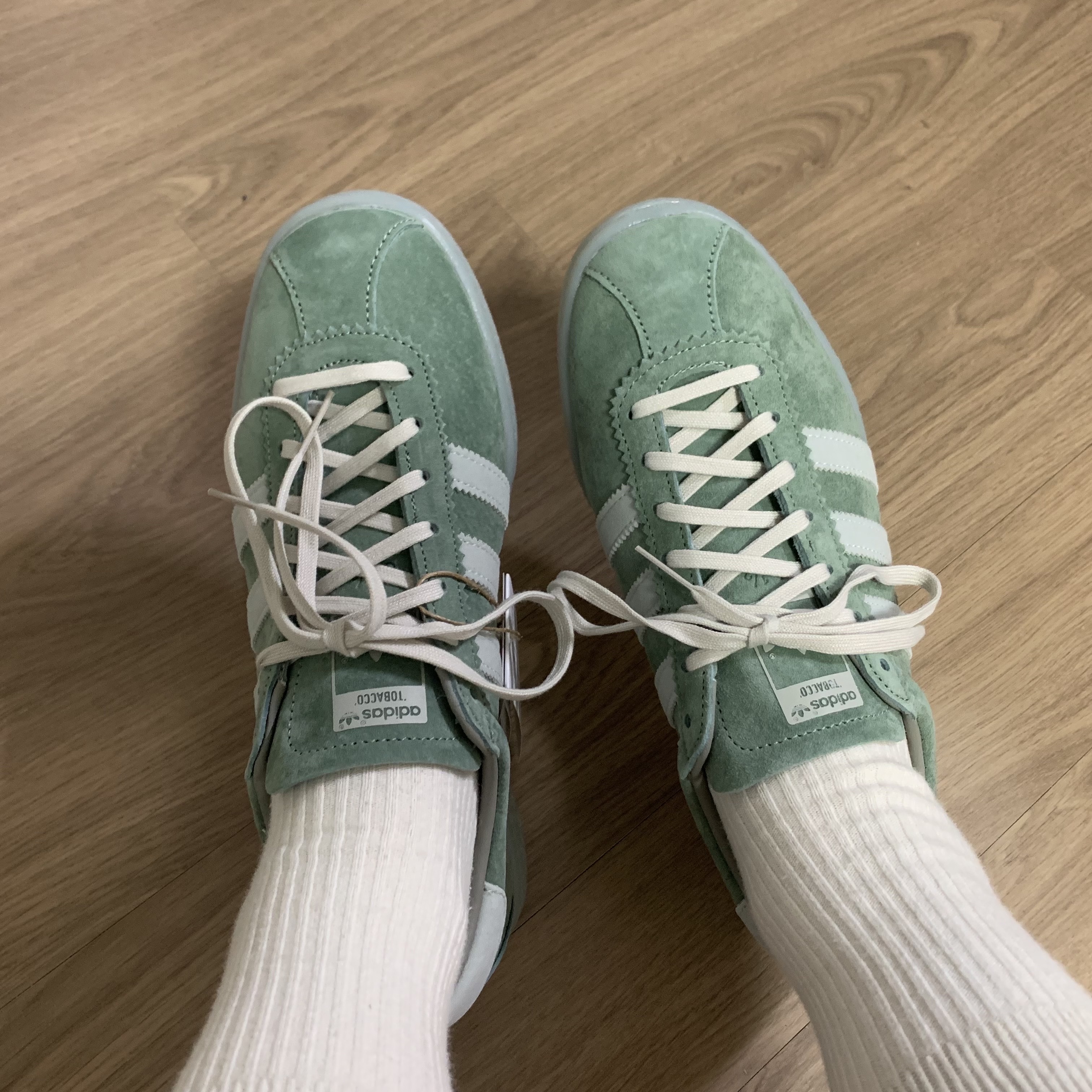 Adidas Tobacco Silver Green Pantone 착용 스타일 - 1