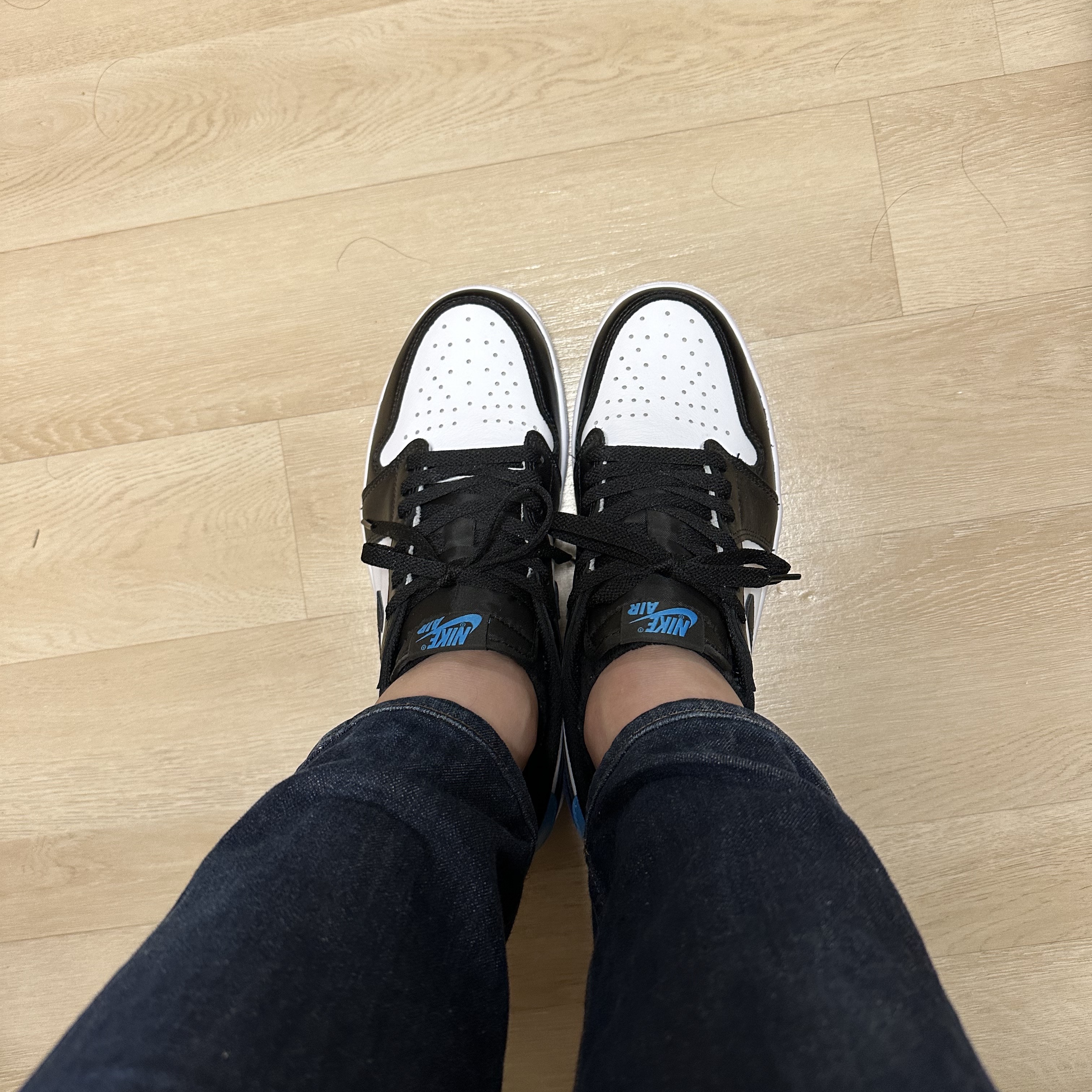 Jordan 1 Retro Low OG Black and Dark Powder Blue 착용 스타일