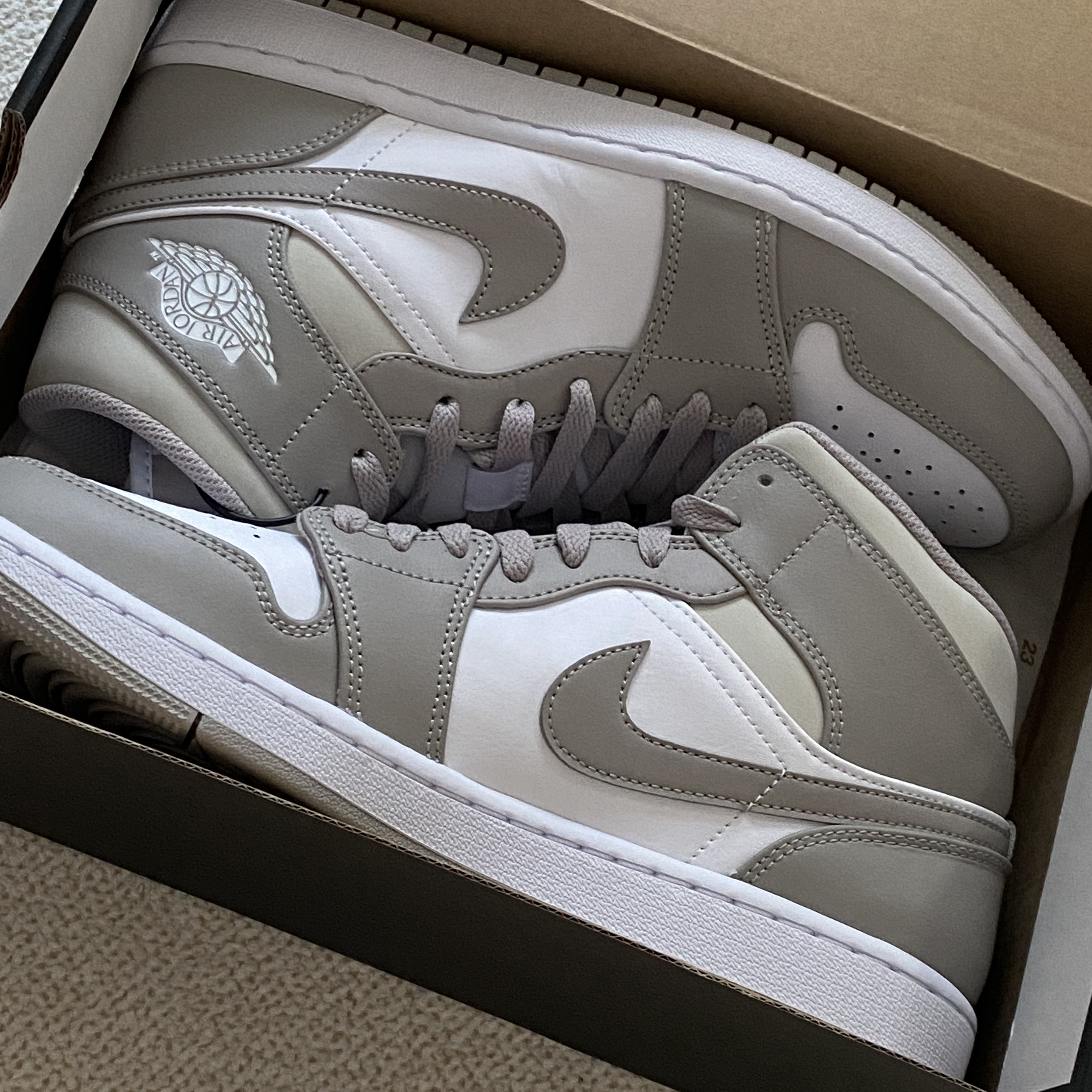 Jordan 1 Mid College Grey 착용 스타일