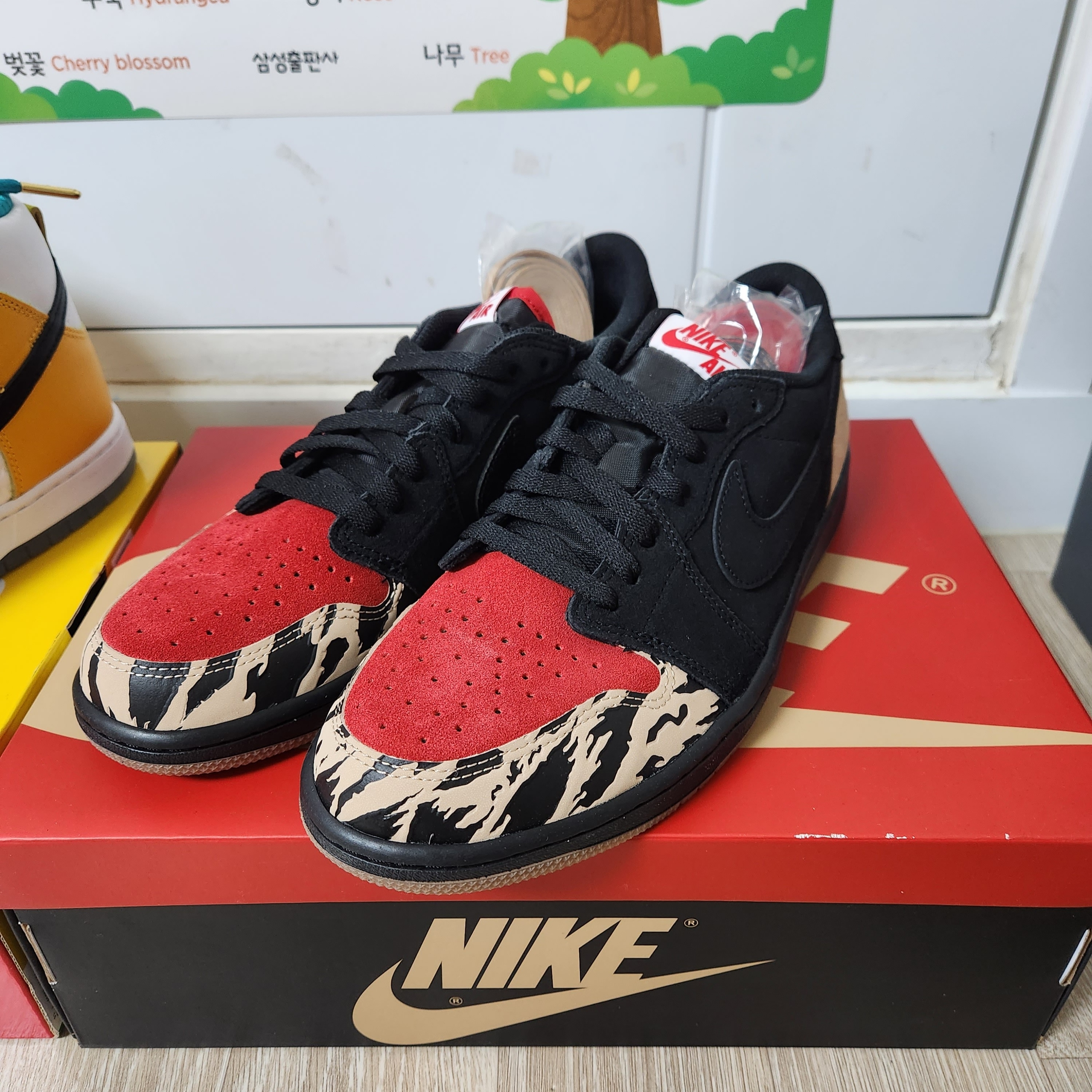 Jordan 1 x SoleFly Retro Low OG SP Black and Sport Red 착용 스타일 - 1