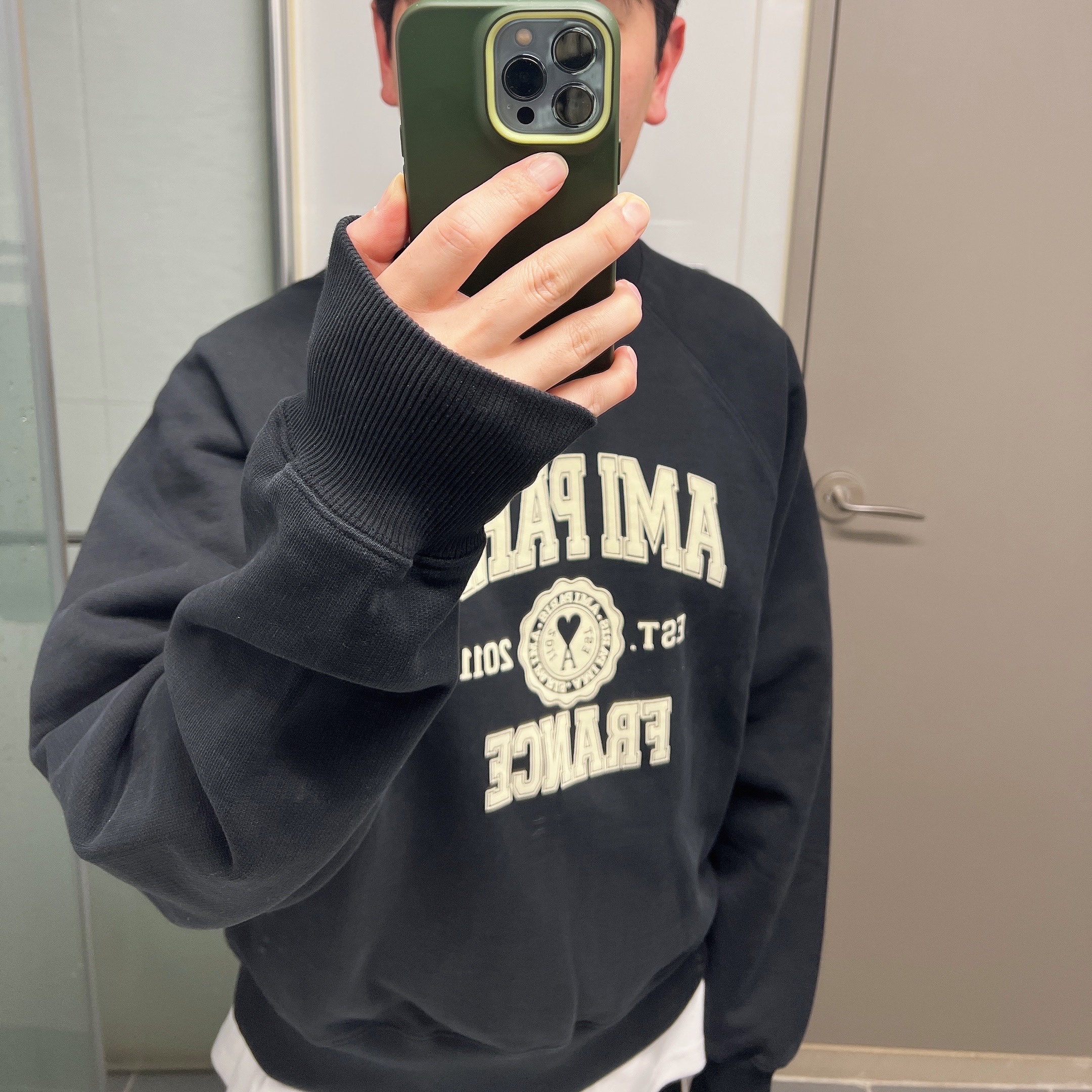 AMI Paris France Sweatshirt Black 착용 스타일
