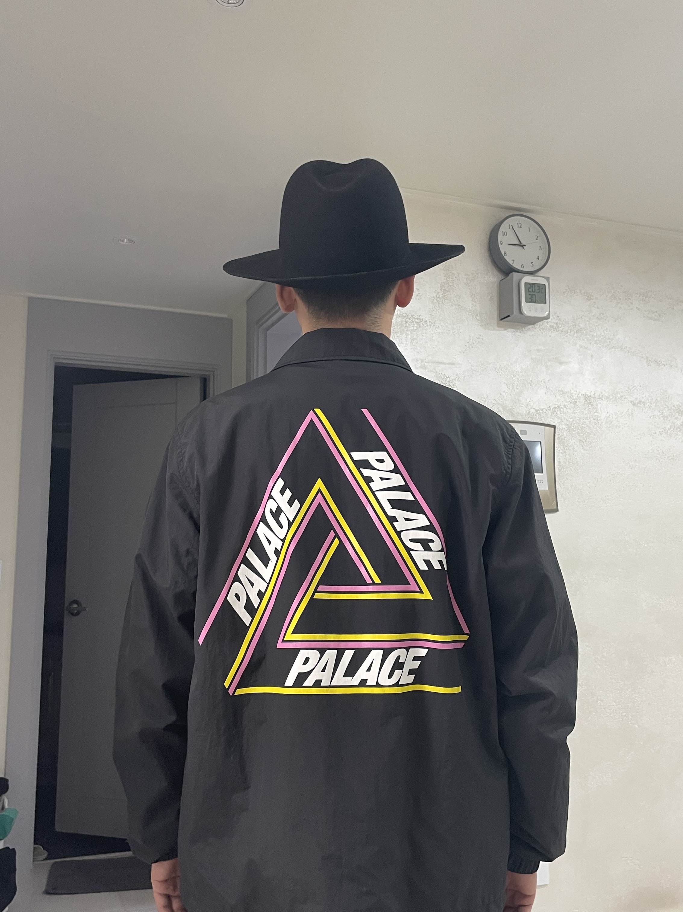 Palace Tri Outline Coach Jacket Black - 22SS 착용 스타일