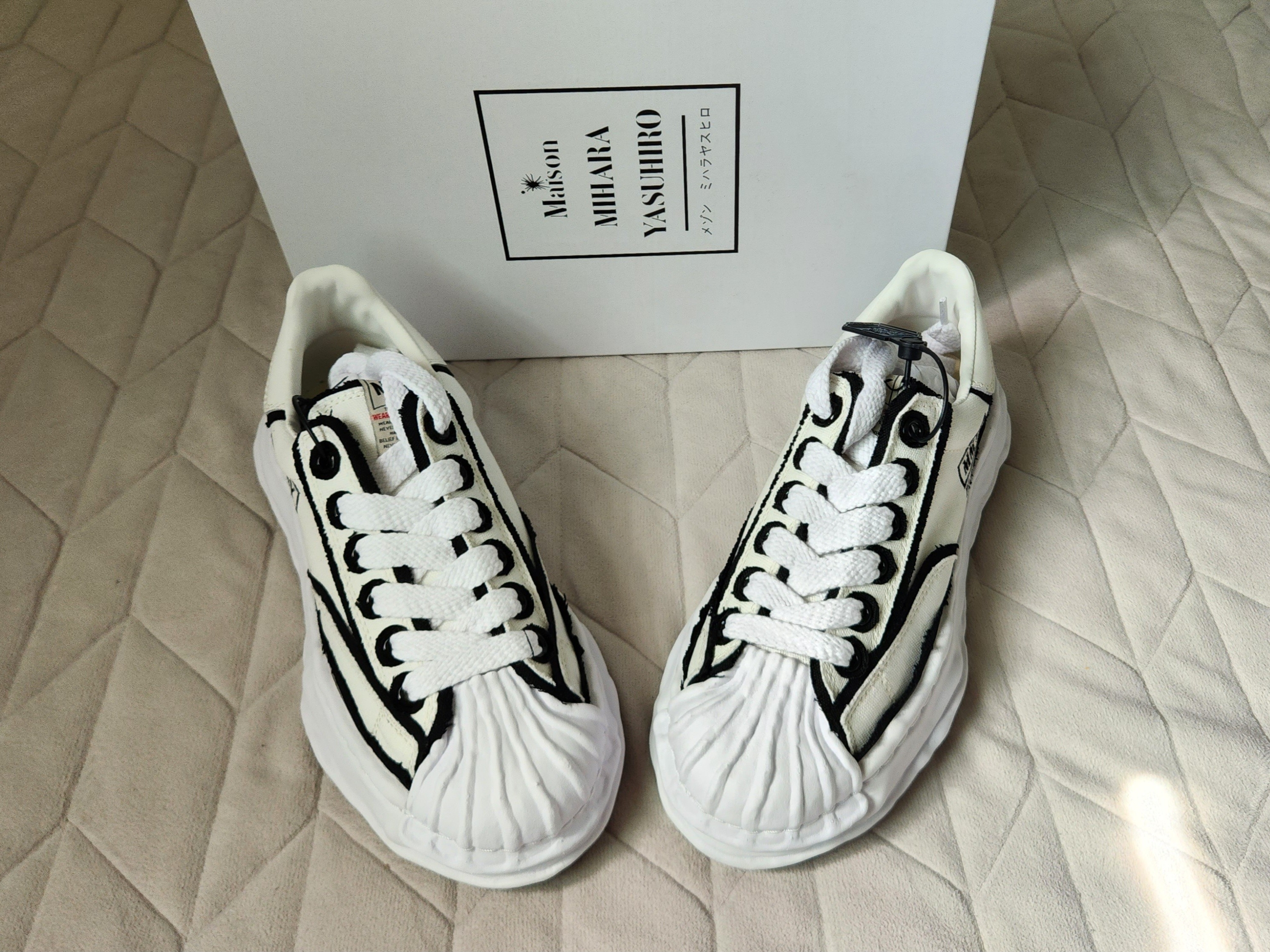 Maison Mihara Yasuhiro Blakey OG Sole OH Canvas Low-top Sneakers White 착용 스타일 - 5