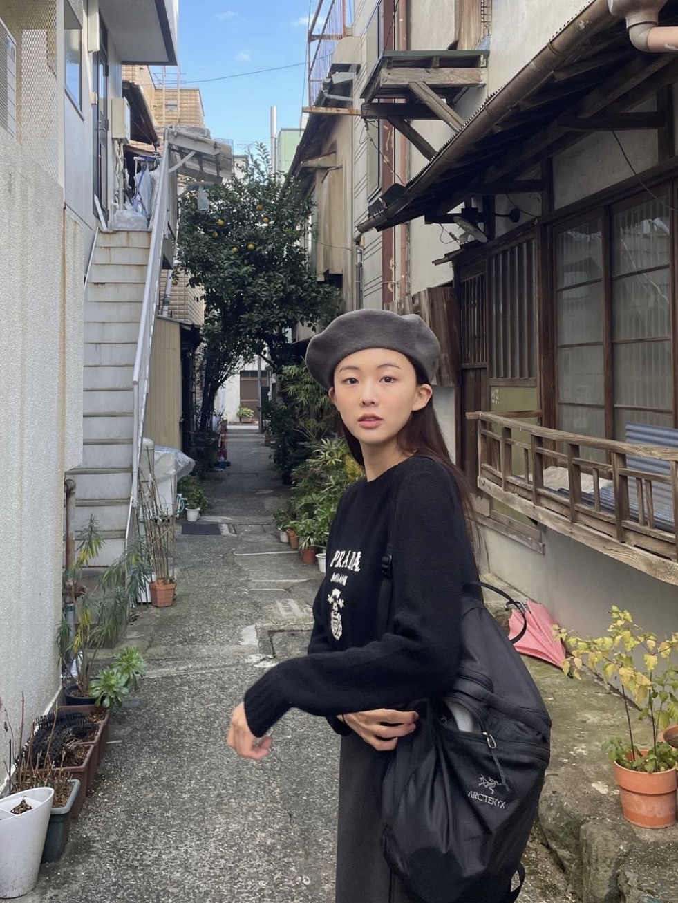 Arc'teryx Heliad 15 Backpack Black, (W) Prada Wool Cashmere Logo Crewneck Sweater Black 착용 스타일 - 1