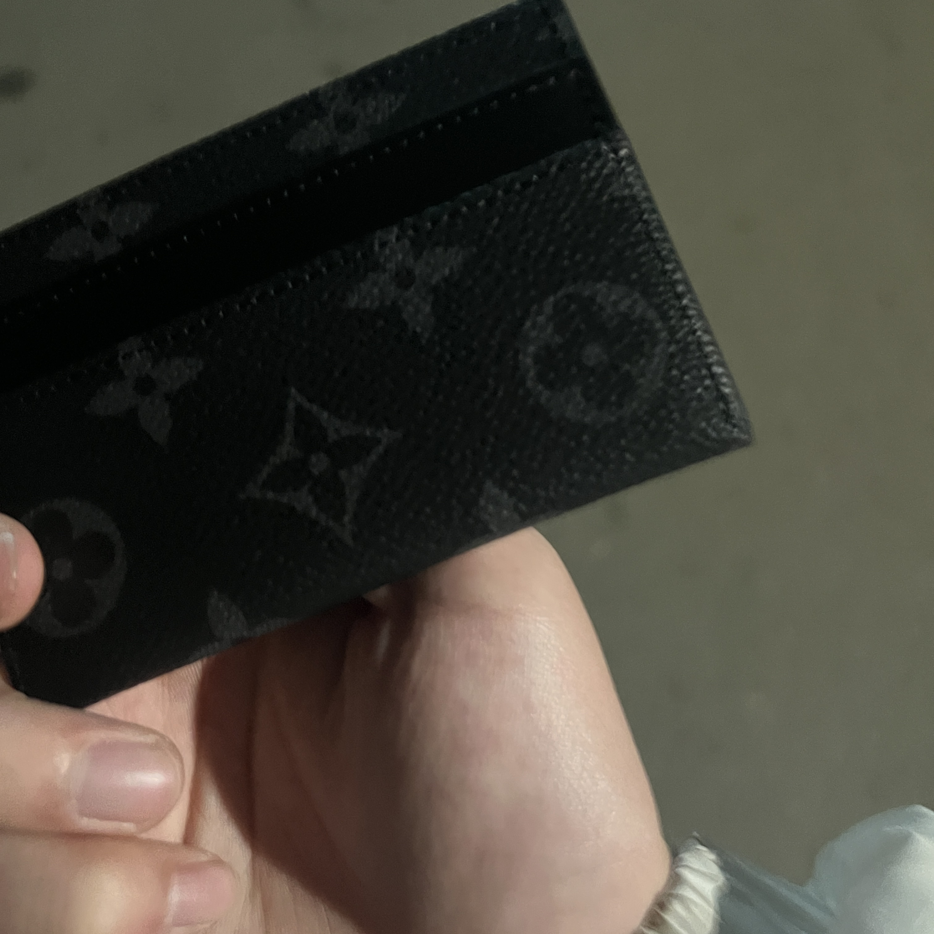 Louis Vuitton Double Card Holder Monogram Eclipse 착용 스타일 - 2