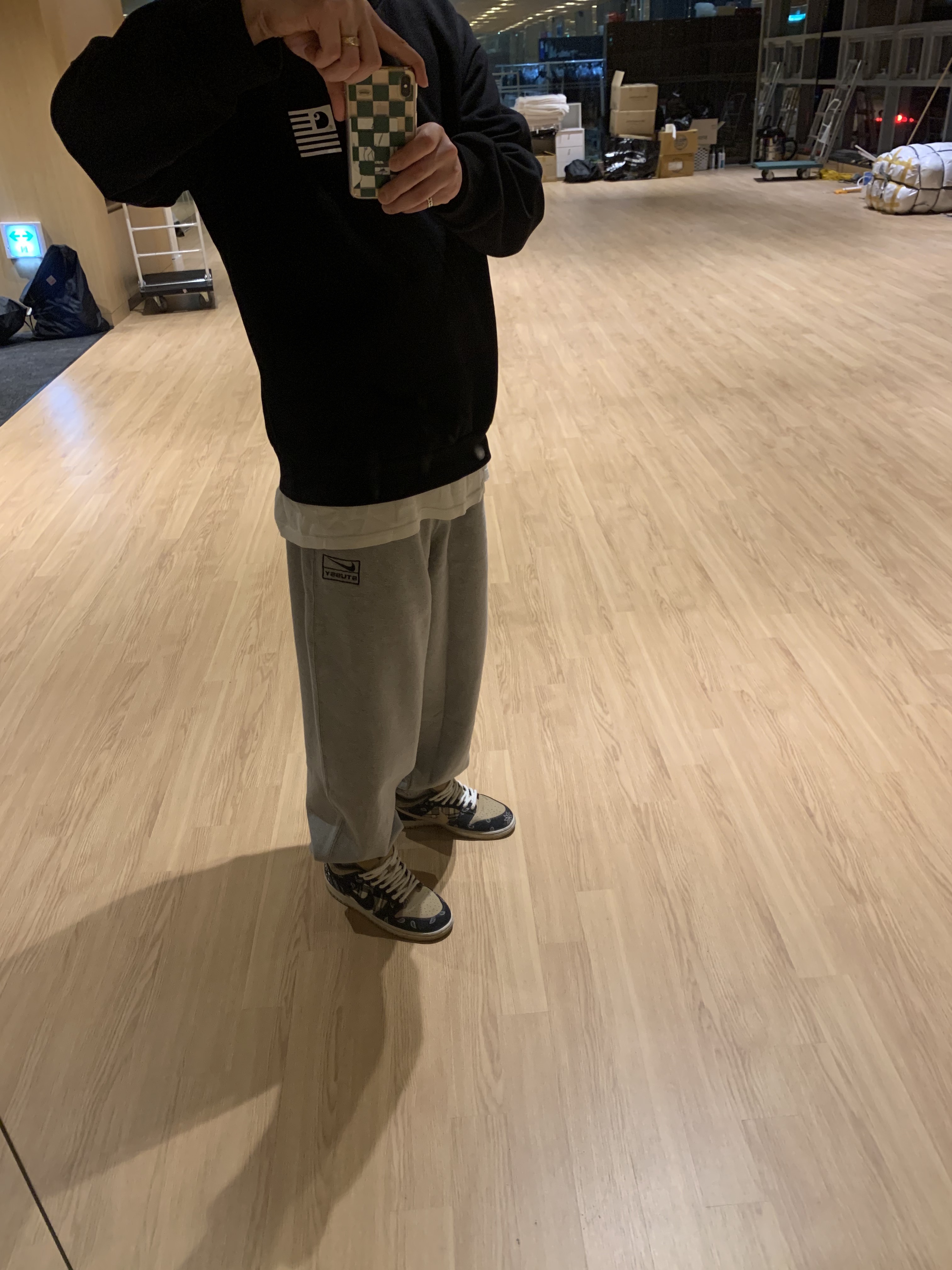 Nike x Stussy NRG Fleece Pants Dark Grey Heather (DO9340-063), Nike x Travis Scott SB Dunk Low 착용 스타일 - 1