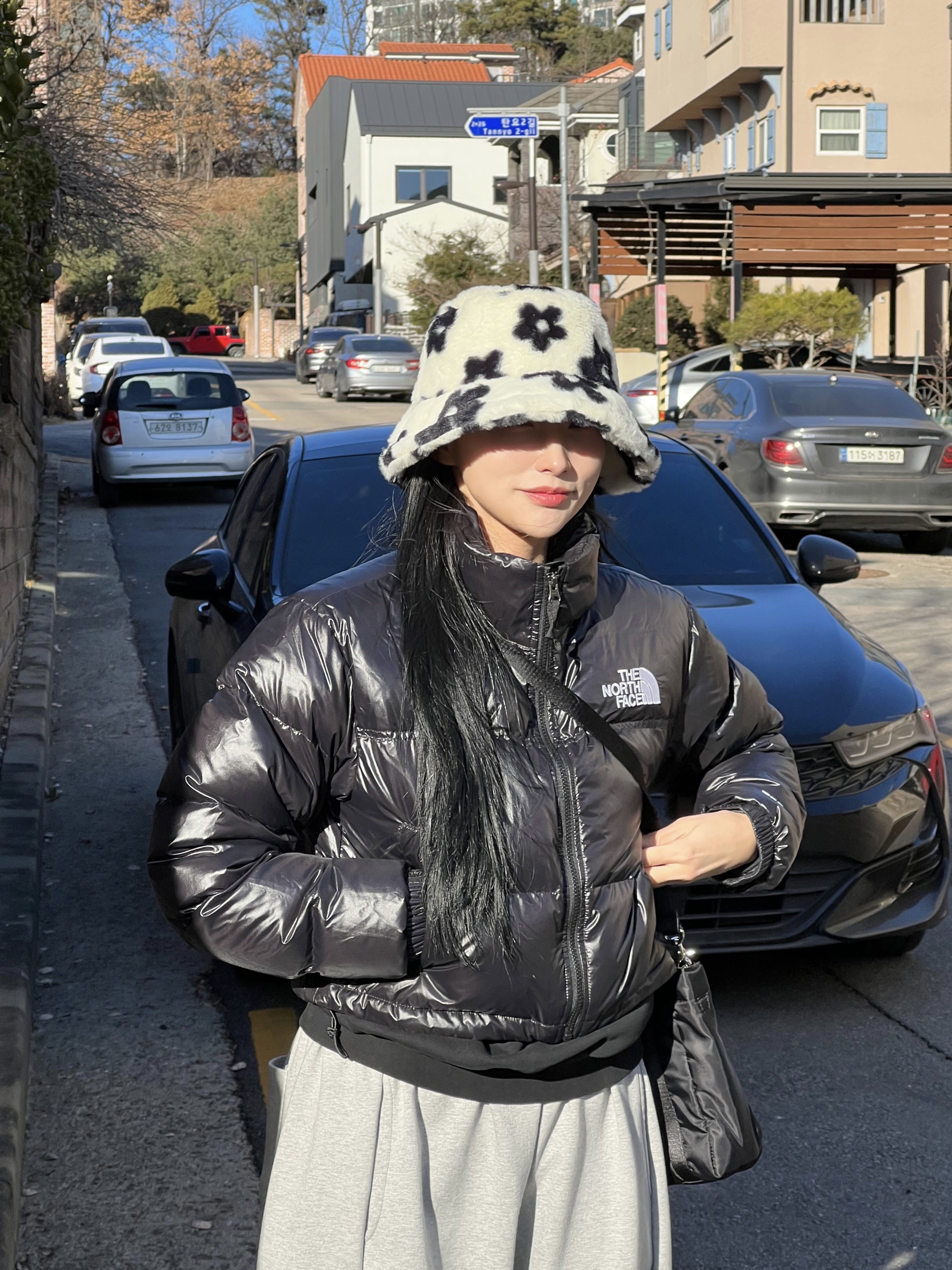 (W) The North Face Nuptse Short Jacket TNF Black, Jordan 1 Mid SE ASW Black 착용 스타일 - 1