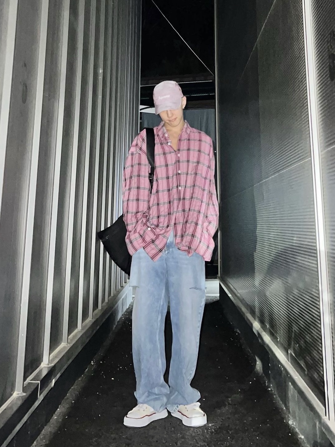 Our Legacy Borrowed BD Shirt Cerise Memory Check, Maison Mihara Yasuhiro Peterson OG Sole Canvas Low-top Sneakers Natural 착용 스타일 - 2
