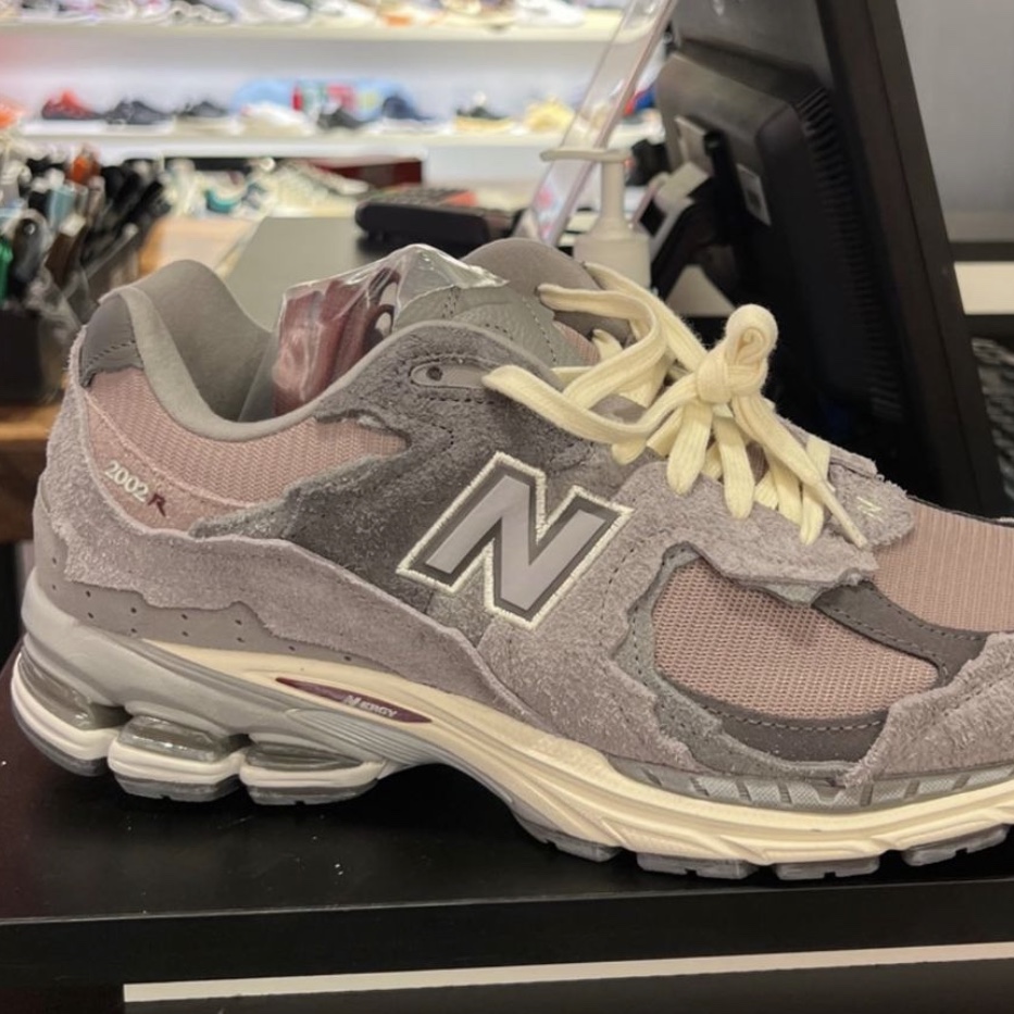 New Balance 2002R Protection Pack Zinc Eiffel Tower 착용 스타일