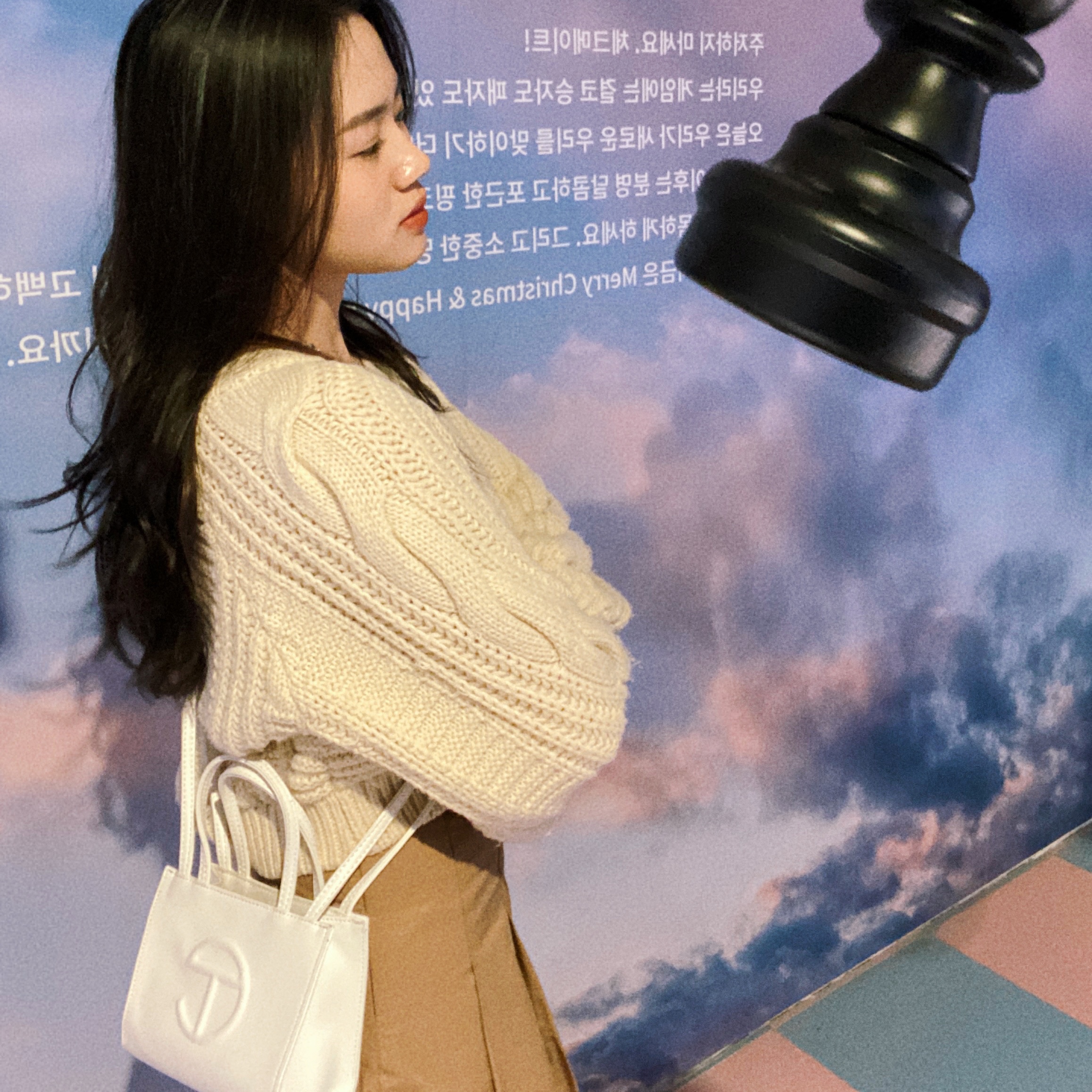 Telfar Small Shopping Bag White 착용 스타일
