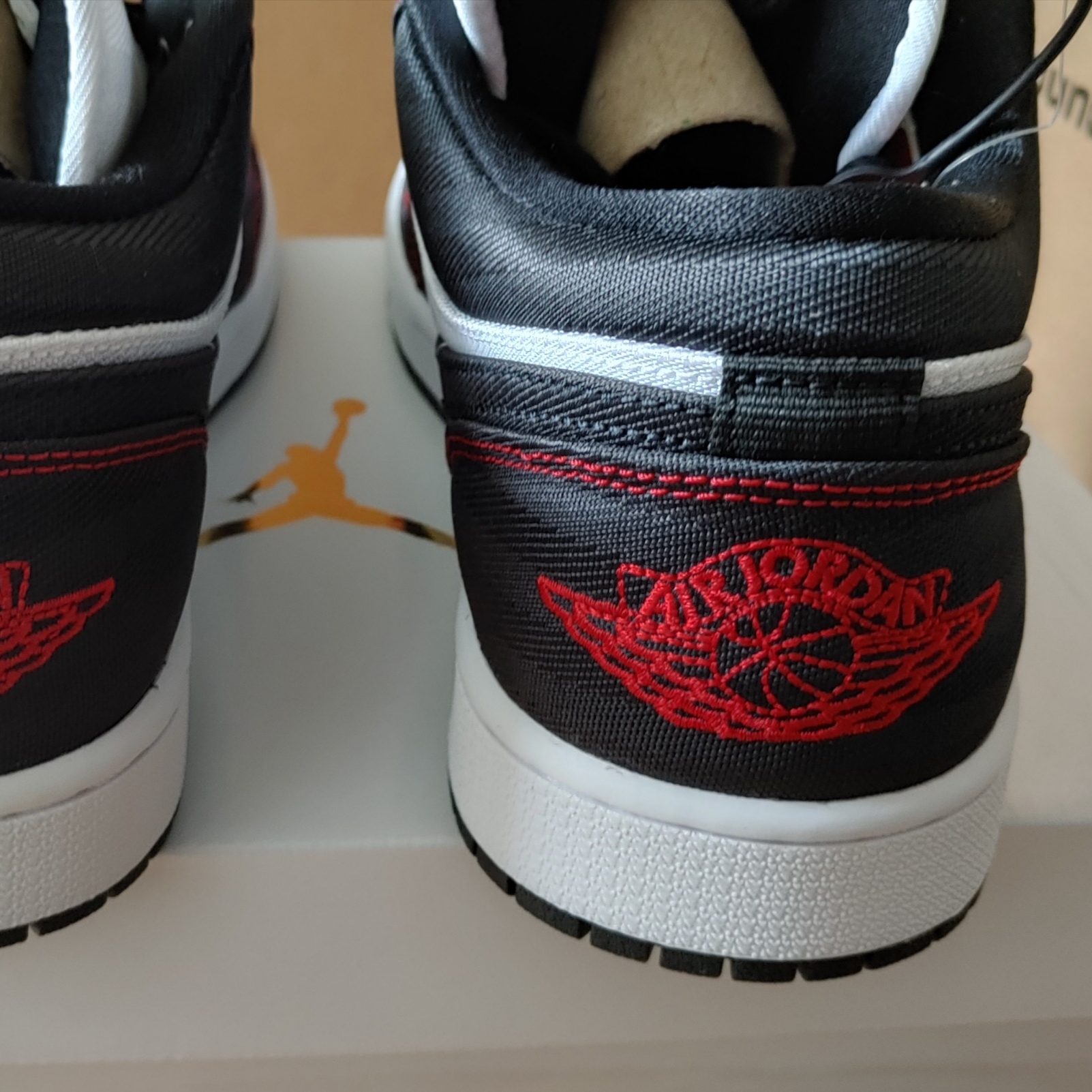 (W) Jordan 1 Low SE Utility White Gym Red Black 착용 스타일 - 2