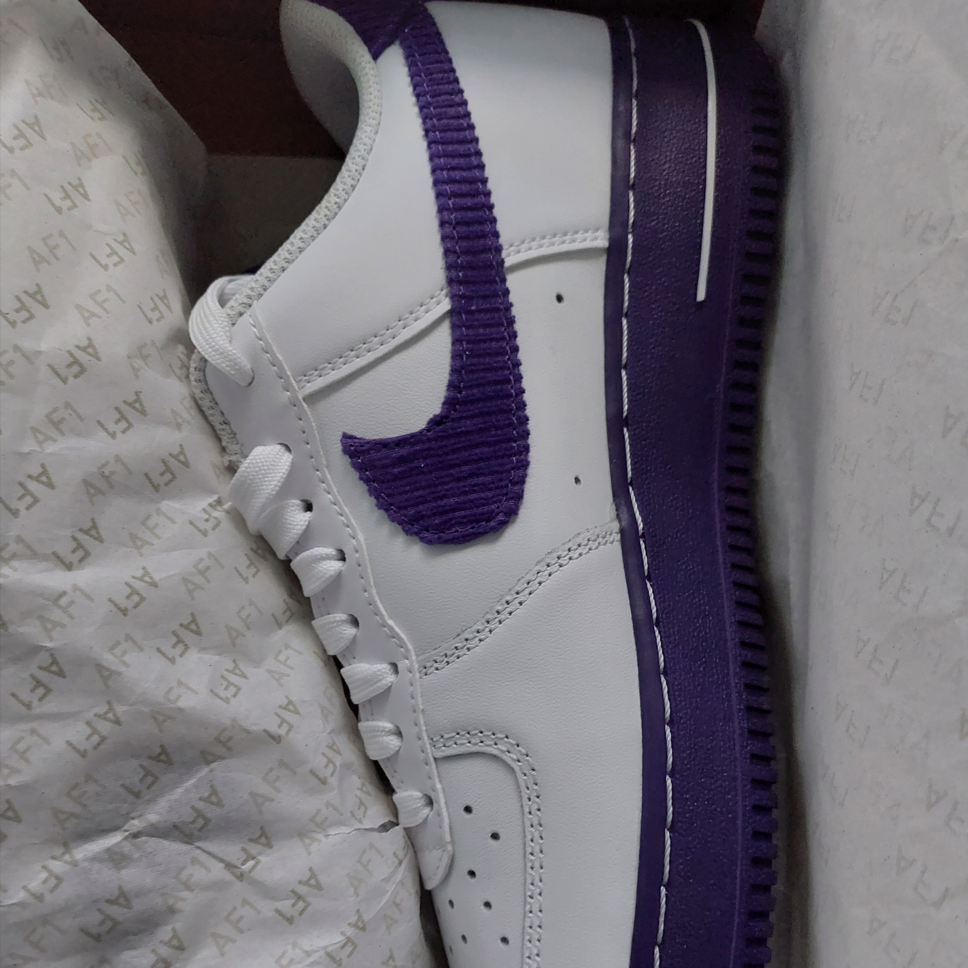 Nike Air Force 1 '07 LV8 EMB White and Court Purple 착용 스타일