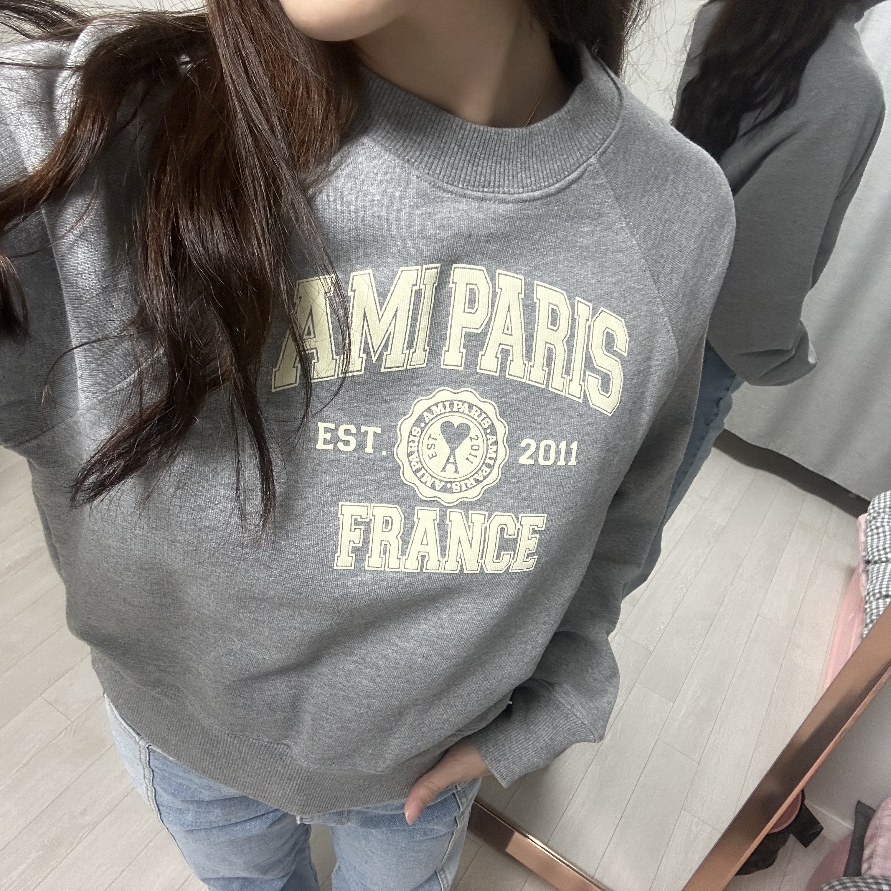 AMI Paris France Sweatshirt Heather Grey 착용 스타일 - 1