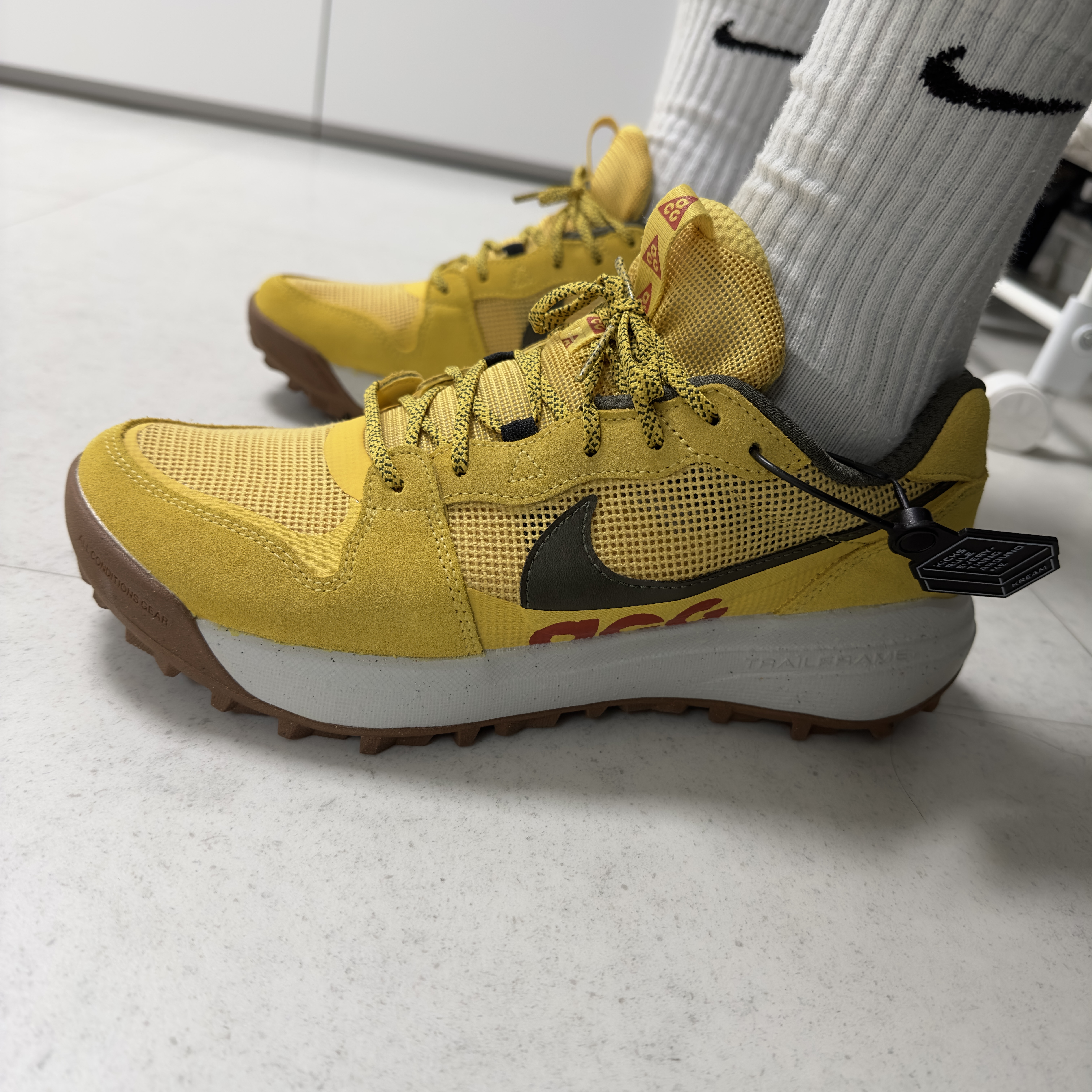 Nike ACG Lowcate Solar Flare 착용 스타일 - 1