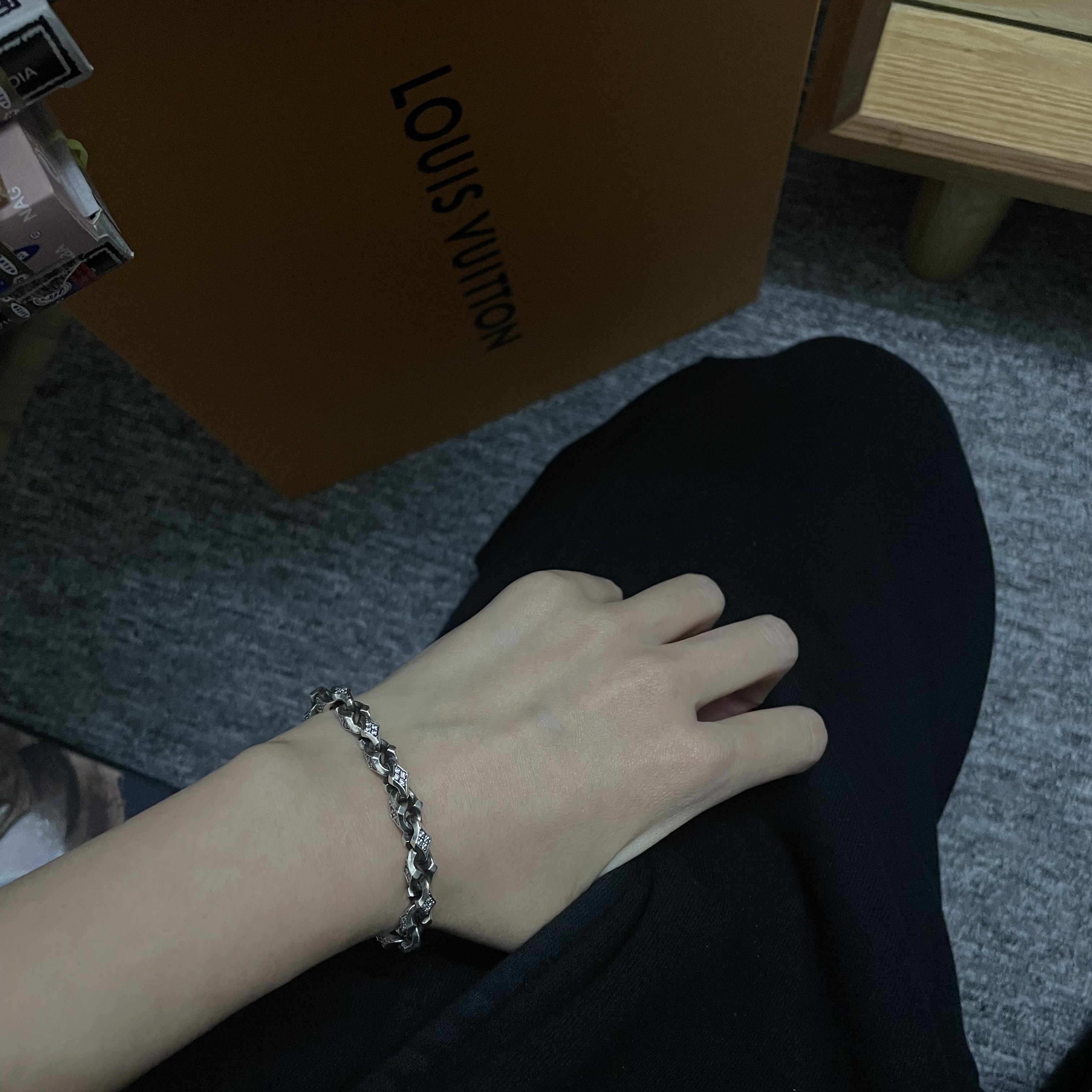 Scudo Dolphin White Stone Bracelet Bold 착용 스타일