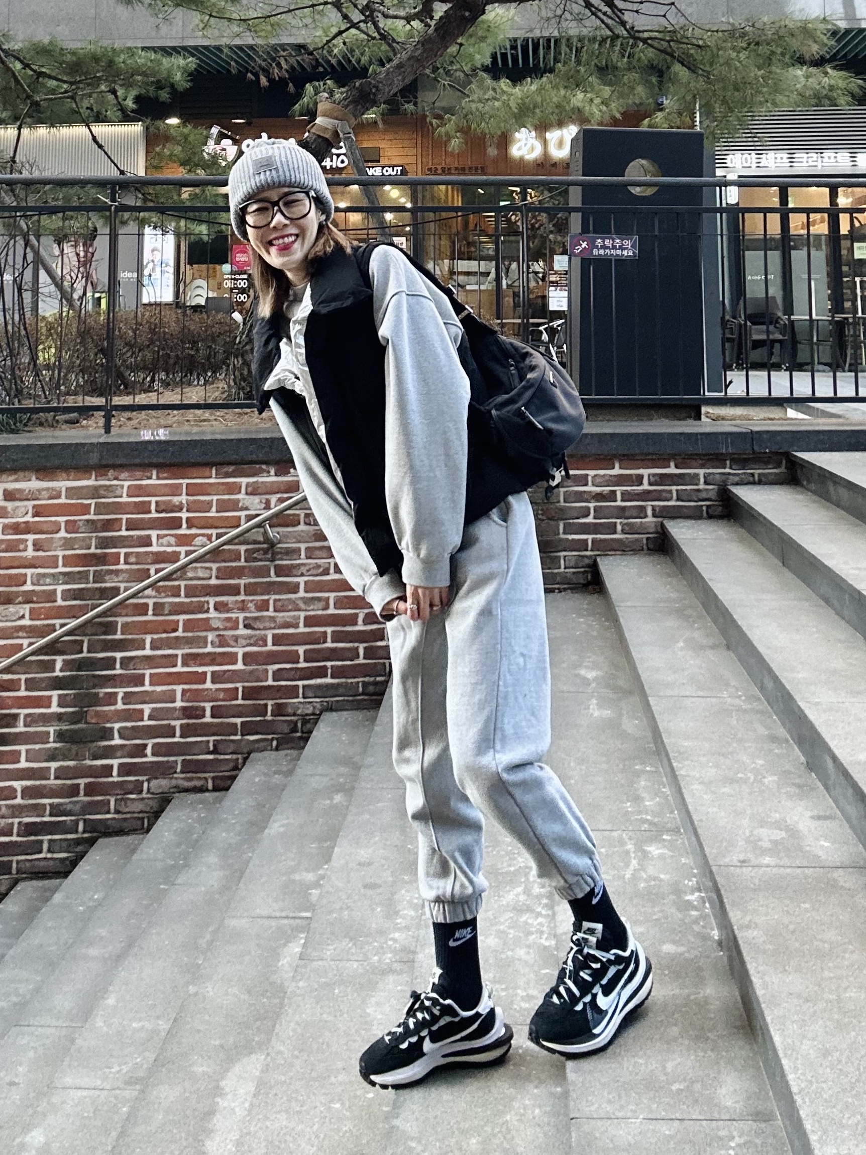 Prada Re-Nylon and Saffiano Leather Shoulder Bag Black, Nike x Sacai VaporWaffle Black White 착용 스타일 - 1