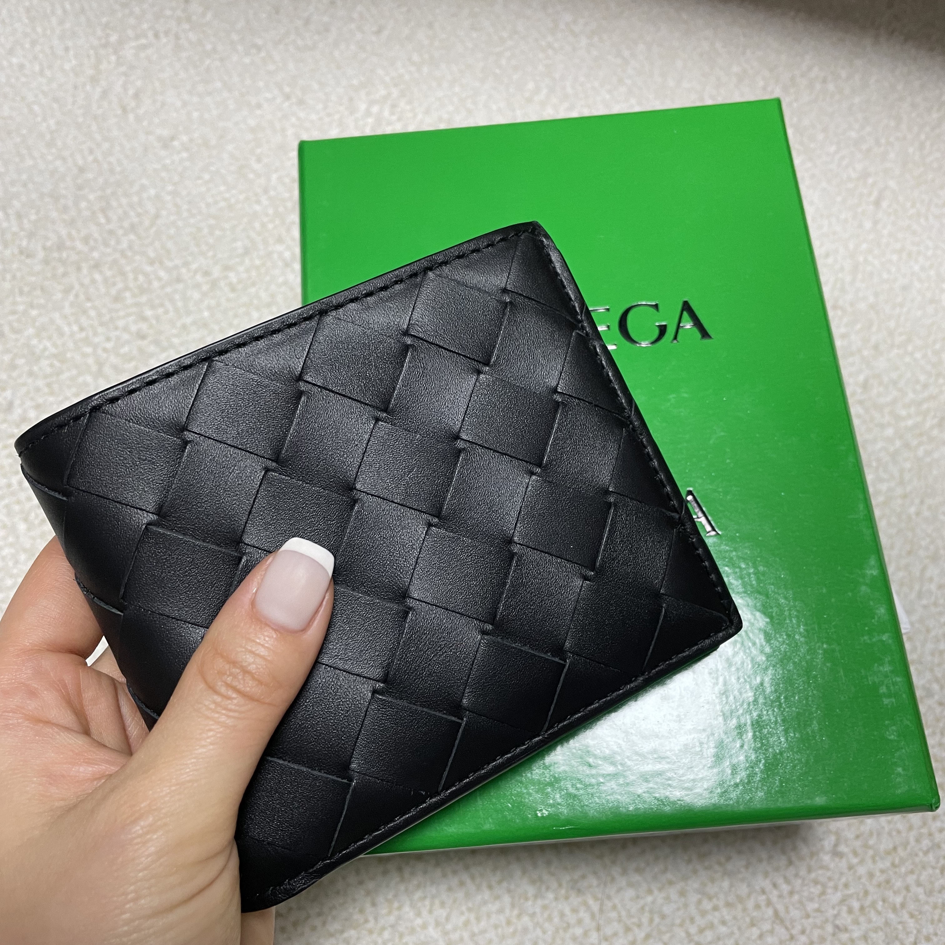 Bottega Veneta Bi-Fold Wallet Black 착용 스타일