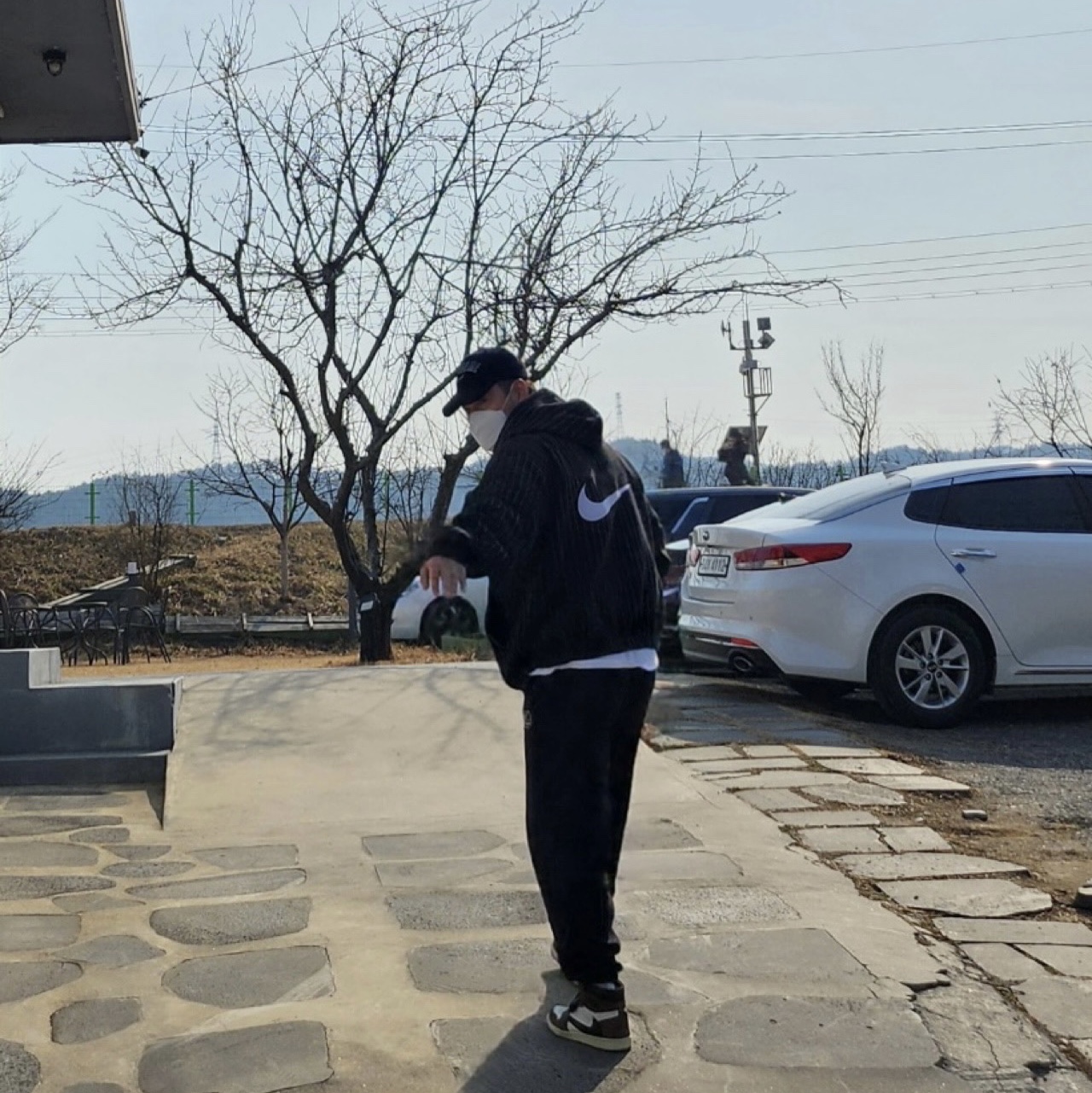 Nike x Stussy NRG Striped Wool Jacket Black (DR4023-010), Jordan 1 x Travis Scott Retro High OG SP Mocha 착용 스타일 - 1