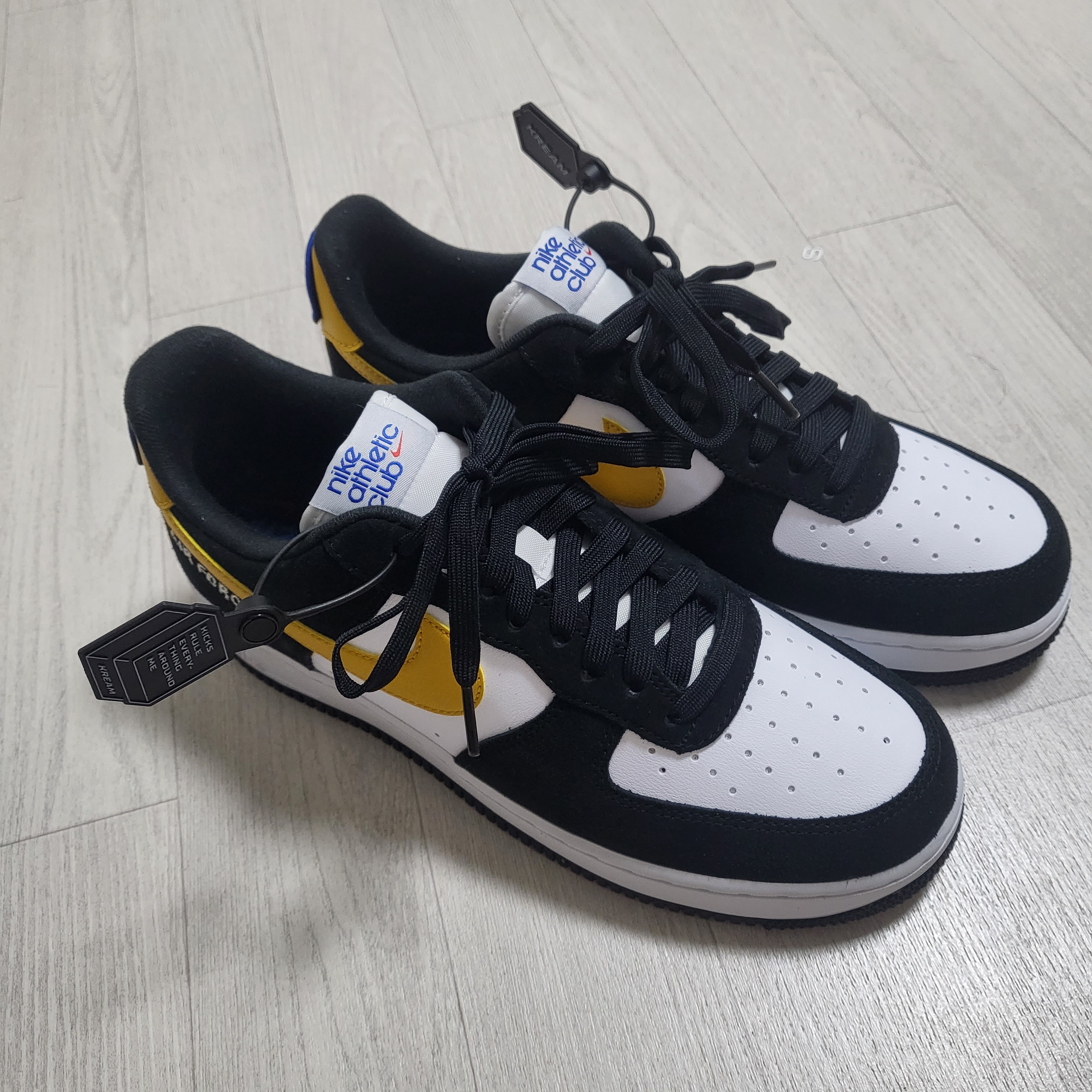 Nike Air Force 1 '07 LV8 Athletic Club Black Dark Sulfur 착용 스타일