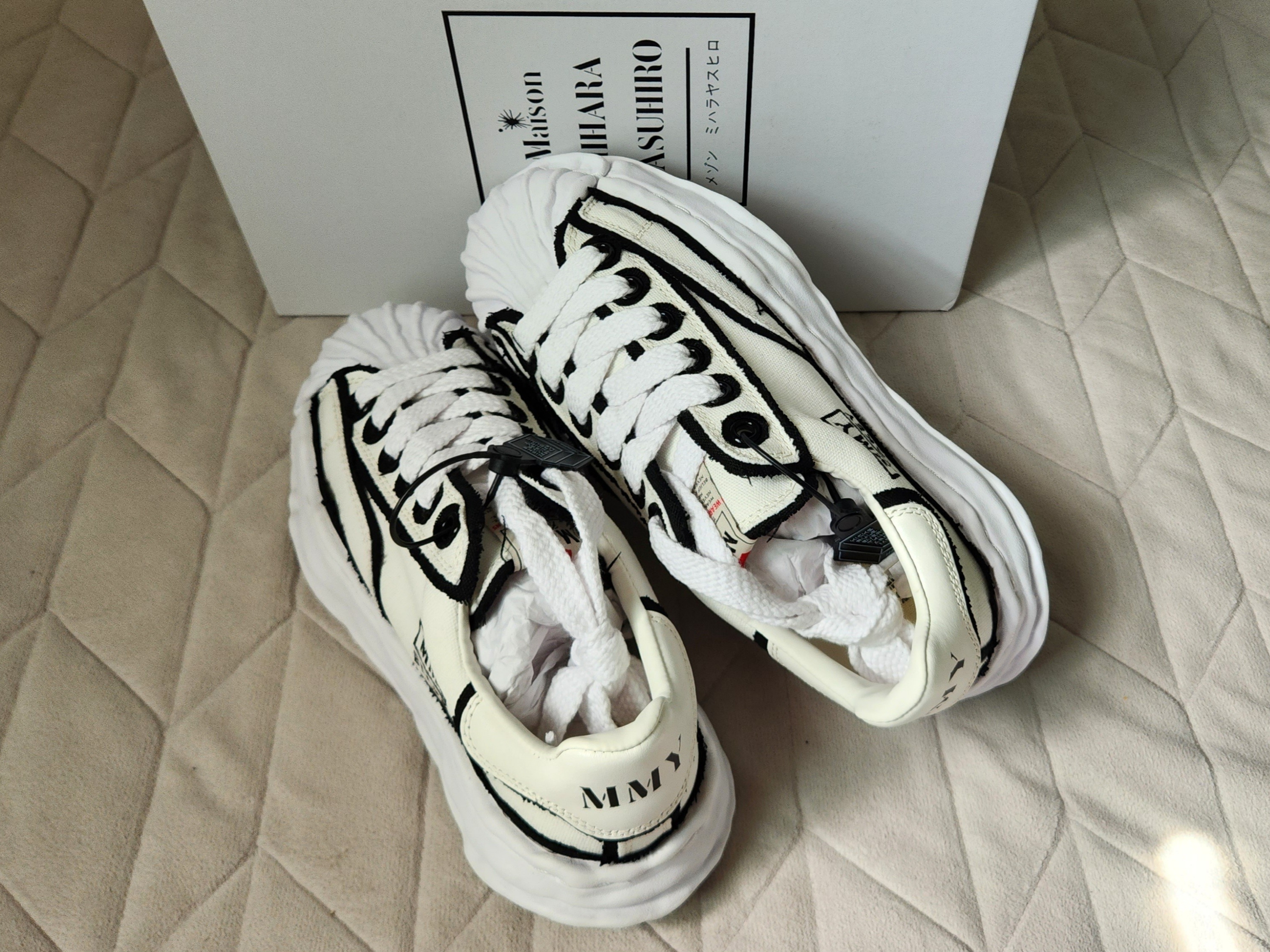 Maison Mihara Yasuhiro Blakey OG Sole OH Canvas Low-top Sneakers White 착용 스타일 - 4