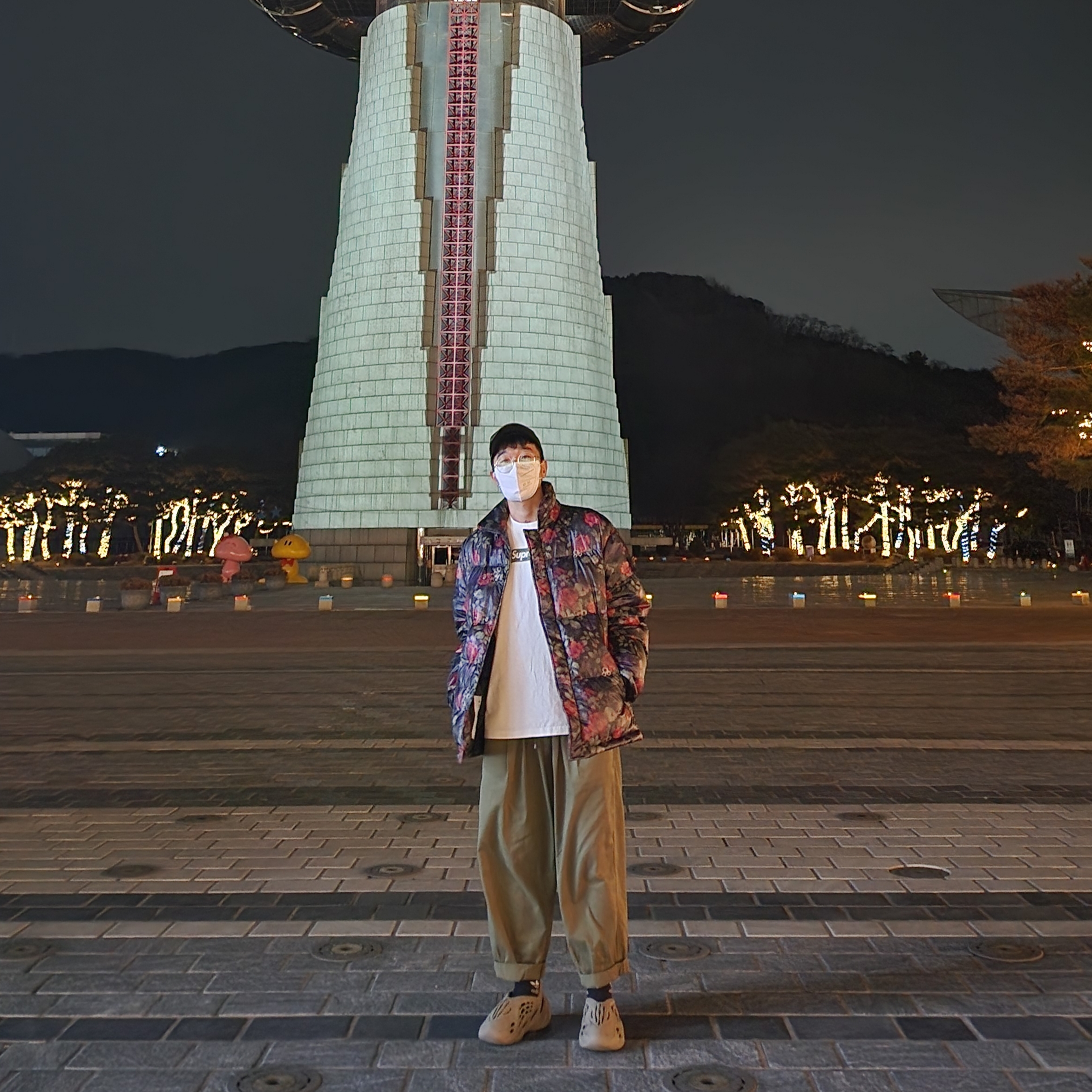 Supreme Washed Satin Camo Camp Cap Woodland Camo - 21SS, Adidas Yeezy Foam RNNR Stone Sage 착용 스타일 - 1