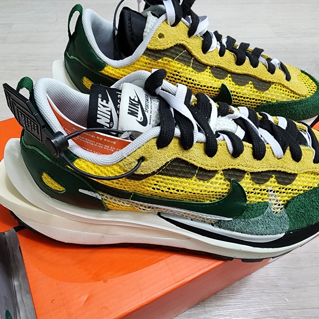 Nike x Sacai VaporWaffle Tour Yellow & Gorge Green Sail 착용 스타일