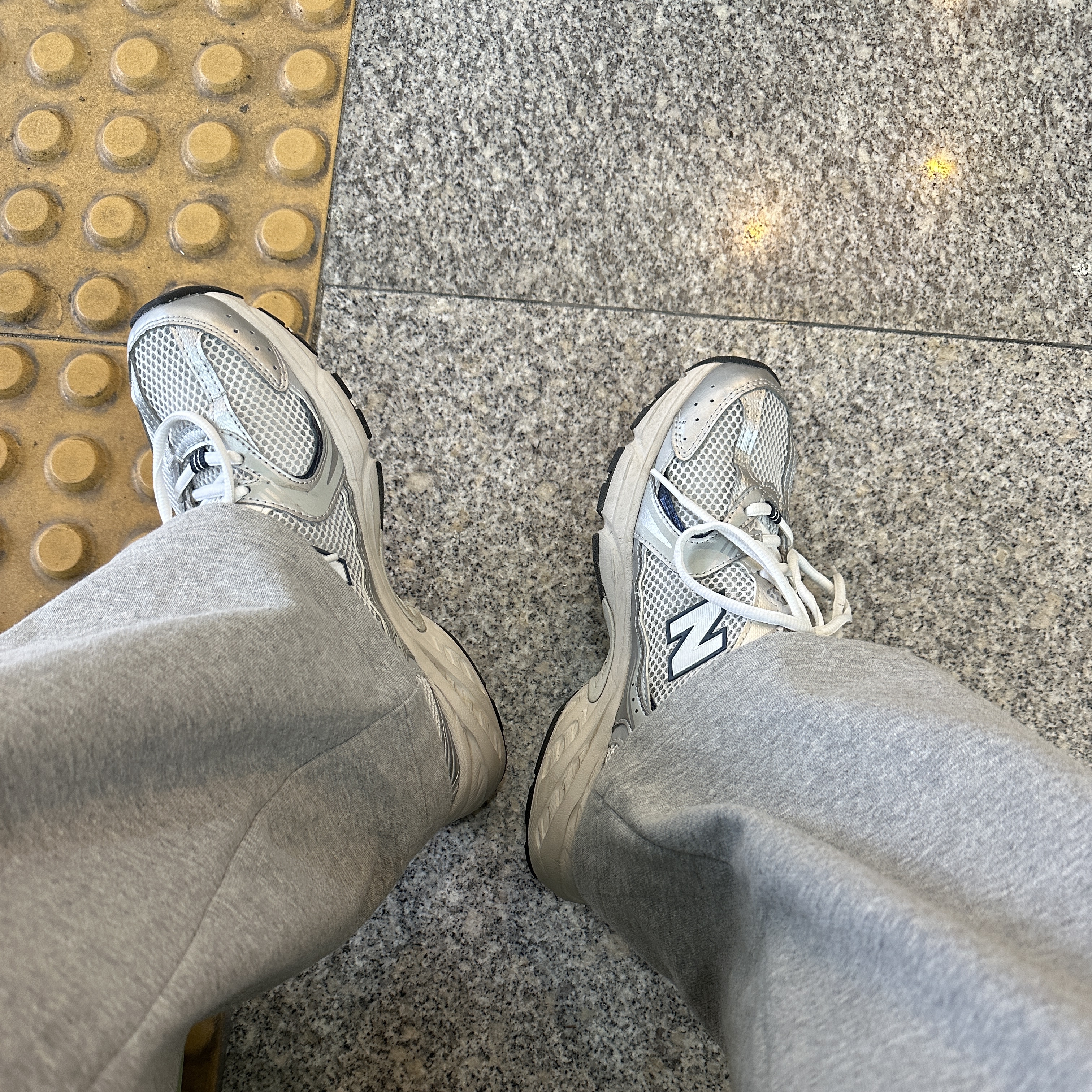 New Balance 530 Steel Grey 착용 스타일 - 2