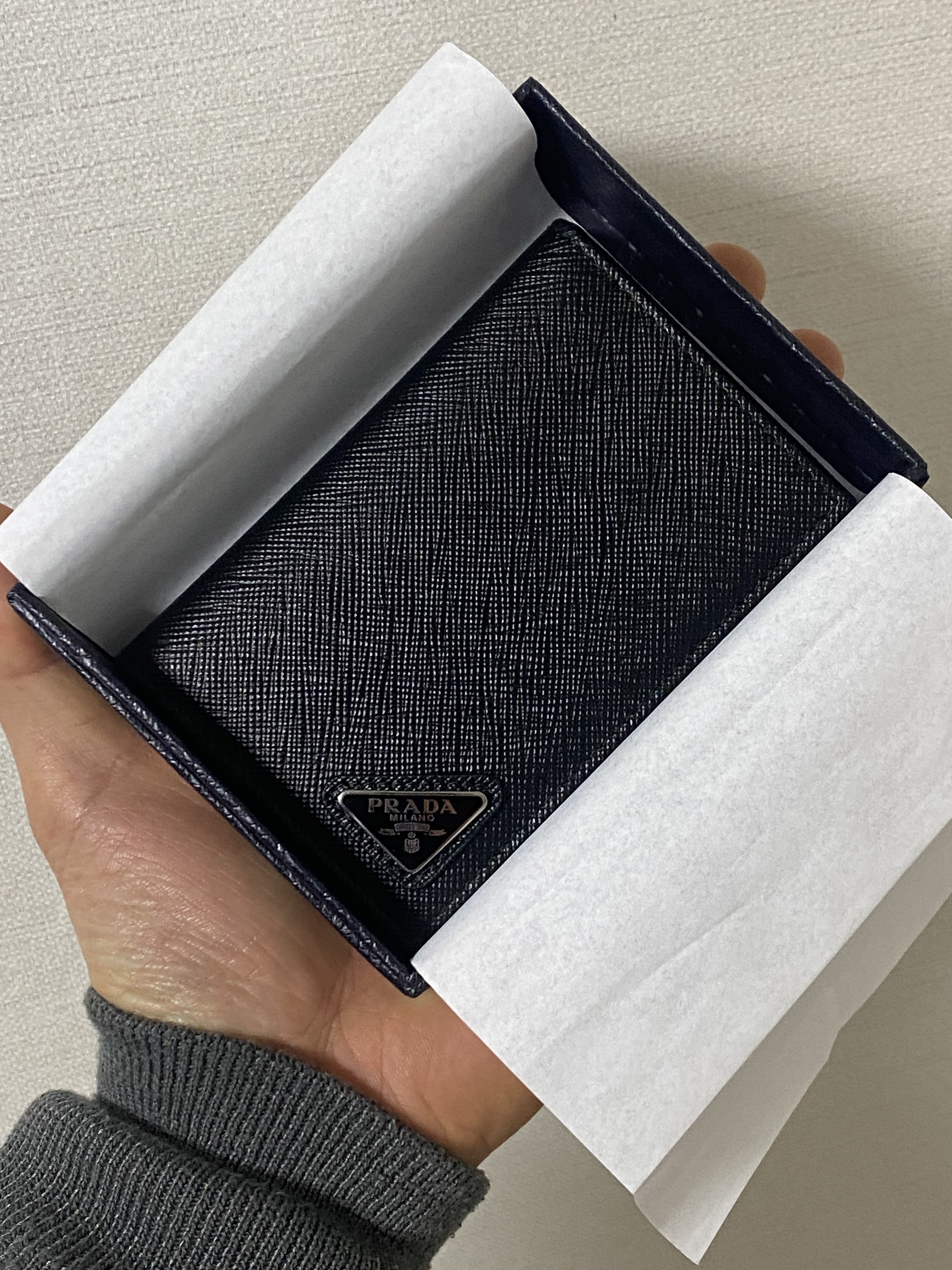 Prada Saffiano Leather Card Holder Black 착용 스타일